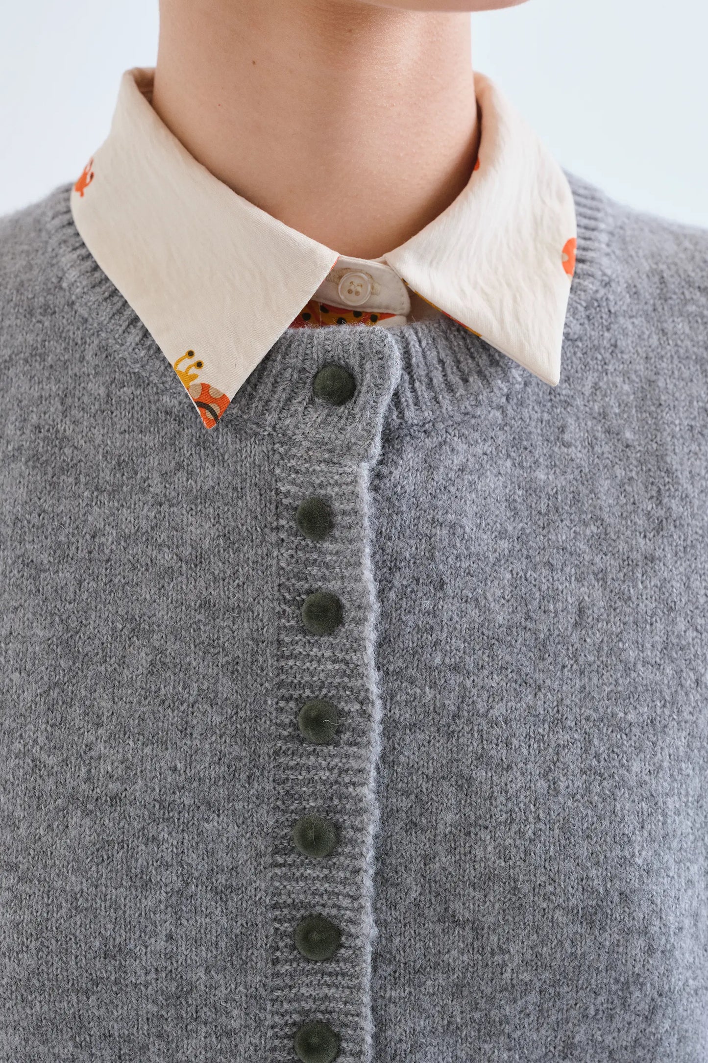 Cardigan grigio chiaro con bottoni neri