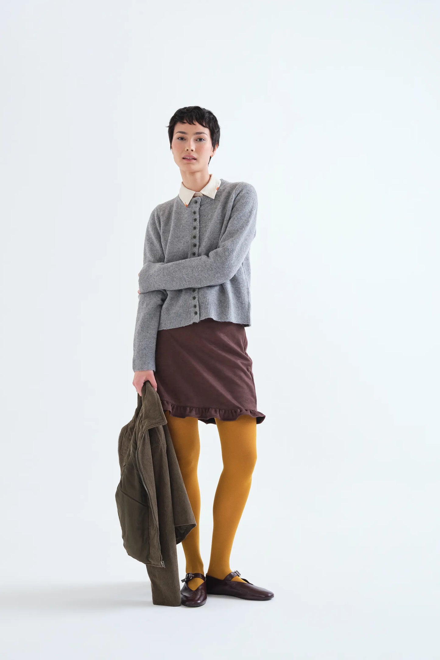 Cardigan grigio chiaro con bottoni neri