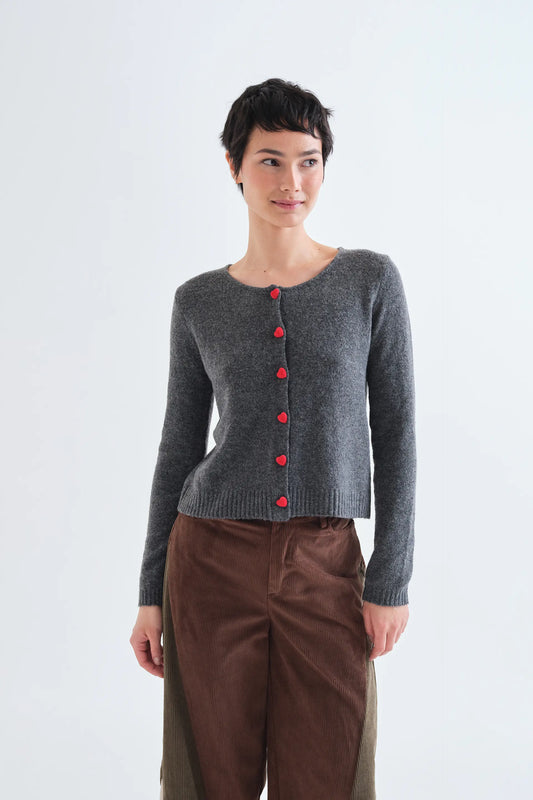 Cardigan grigio scuro con bottoni a cuore rossi