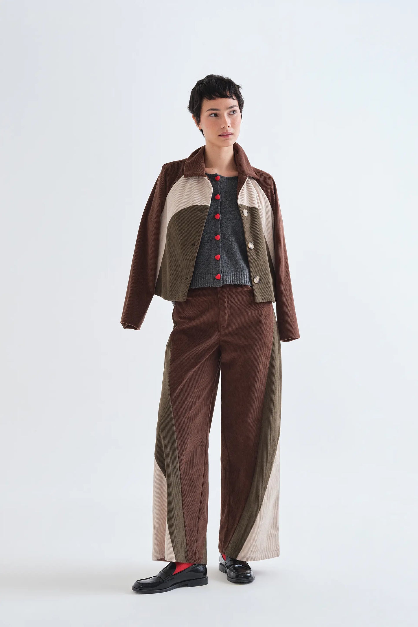 Cardigan grigio scuro con bottoni a cuore rossi