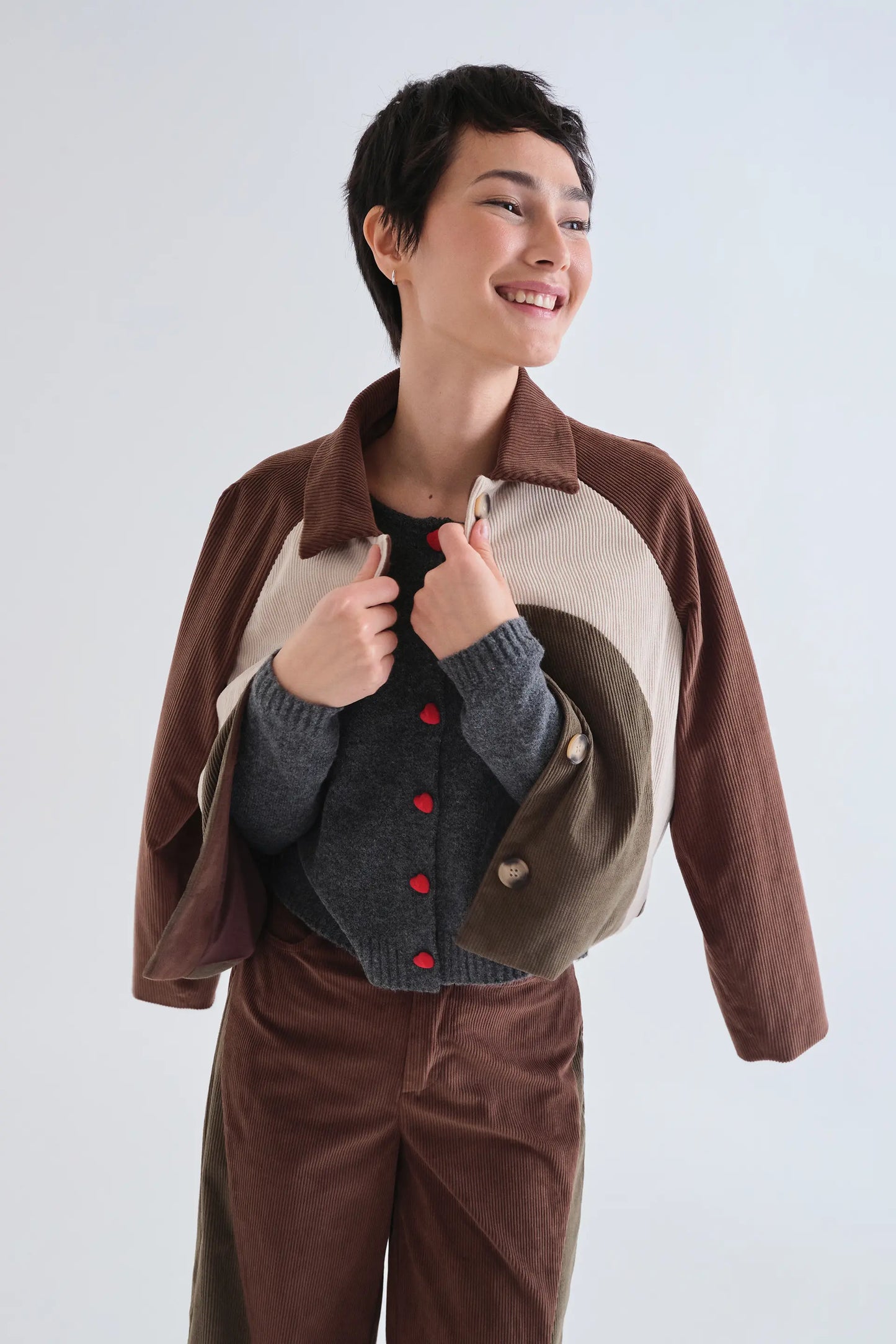 Cardigan grigio scuro con bottoni a cuore rossi