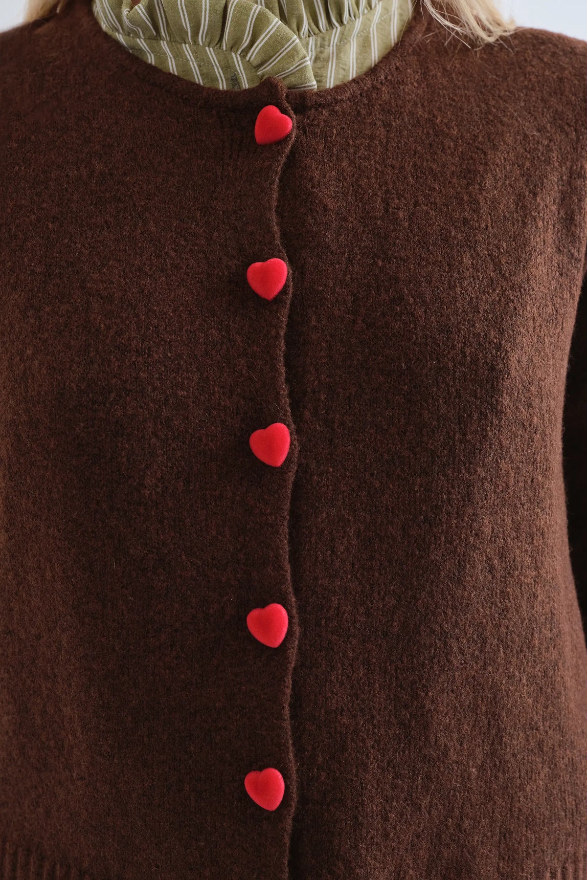 Cárdigan marrón con botones de corazón rojo