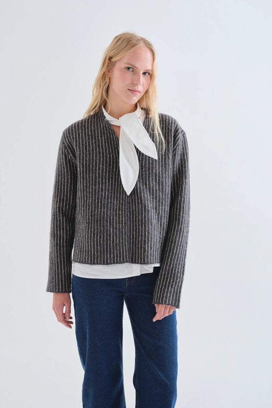 Cardigan con stampa a righe grigio scuro e bianco