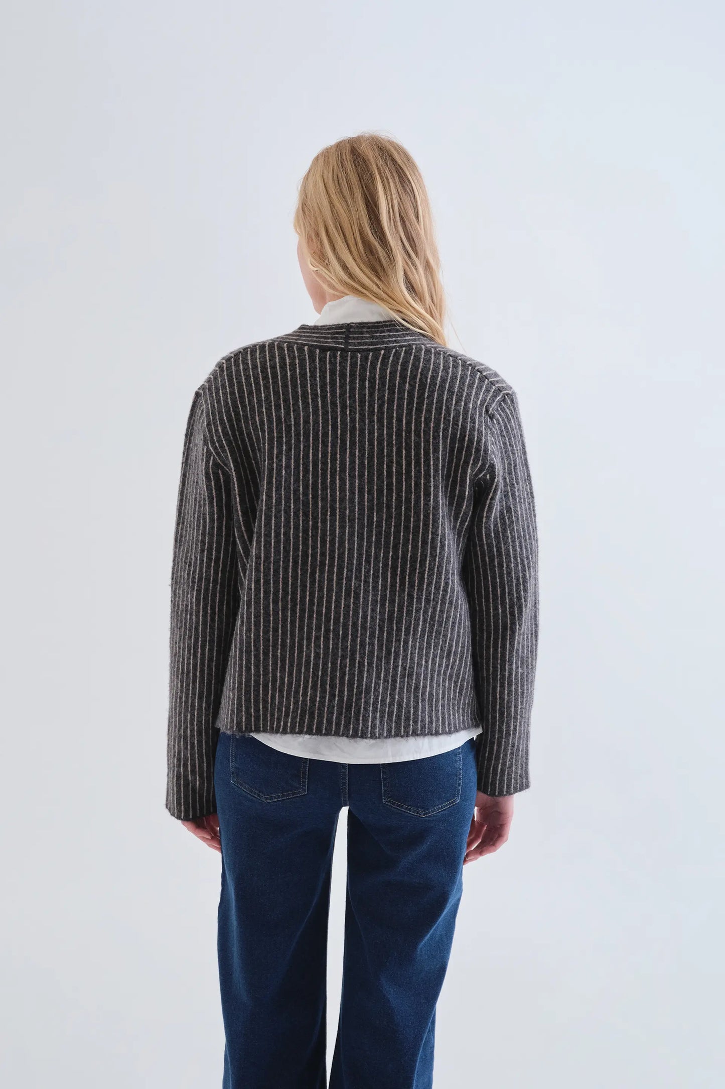 Cardigan con stampa a righe grigio scuro e bianco