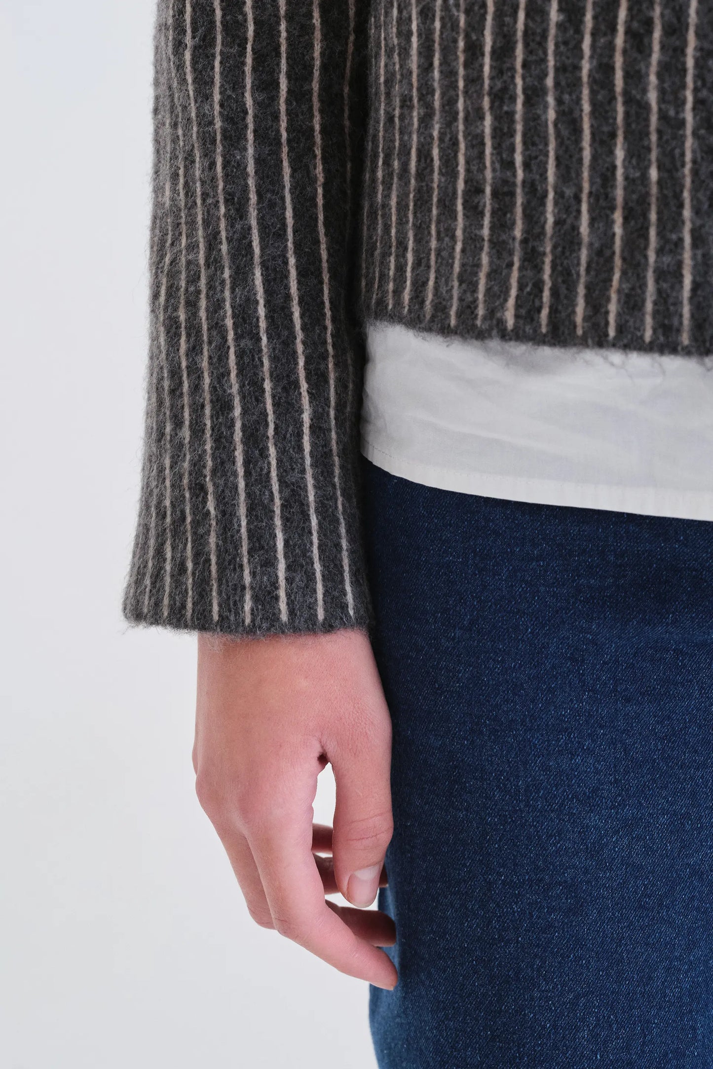 Cardigan con stampa a righe grigio scuro e bianco