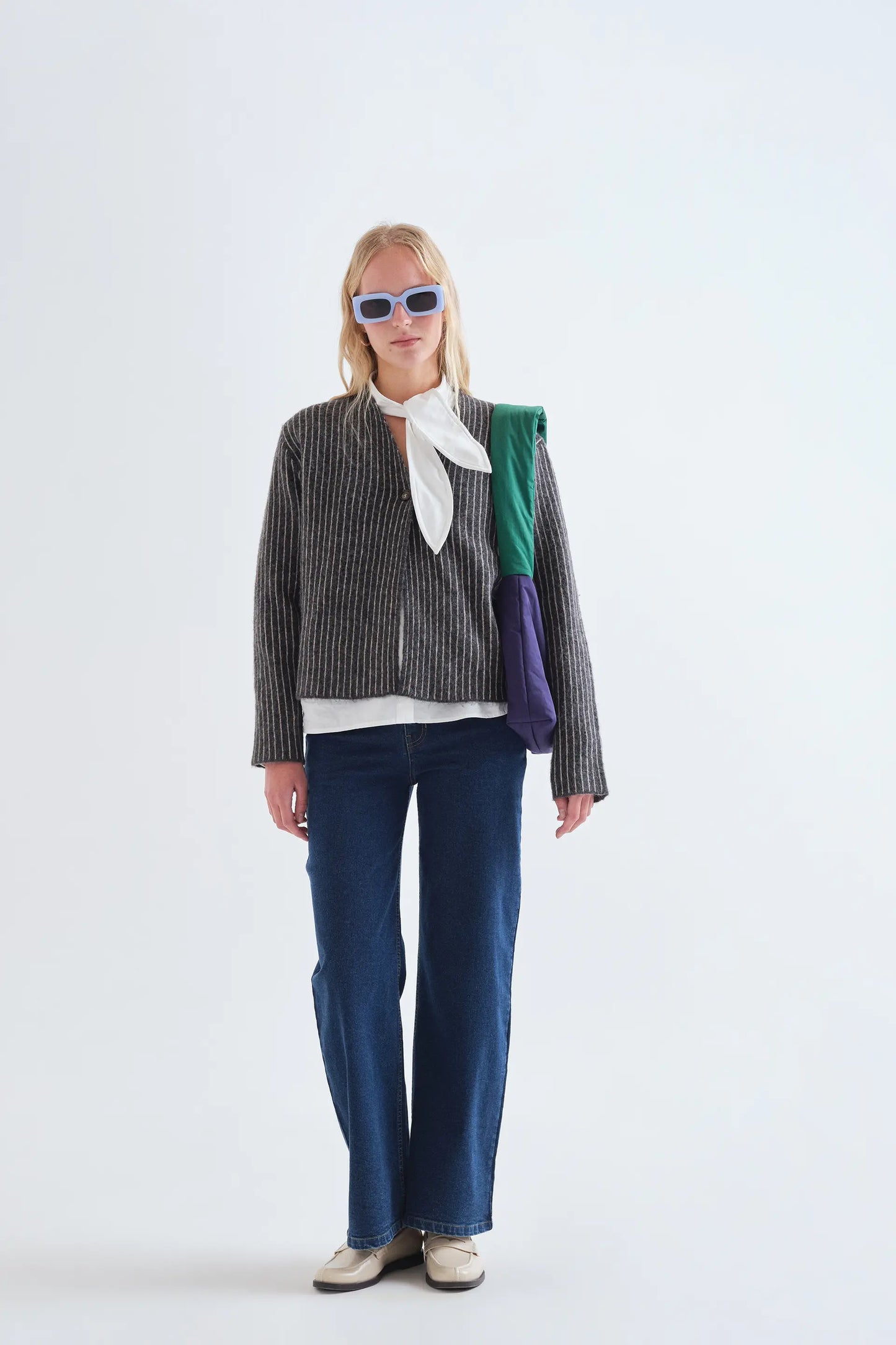 Cardigan con stampa a righe grigio scuro e bianco