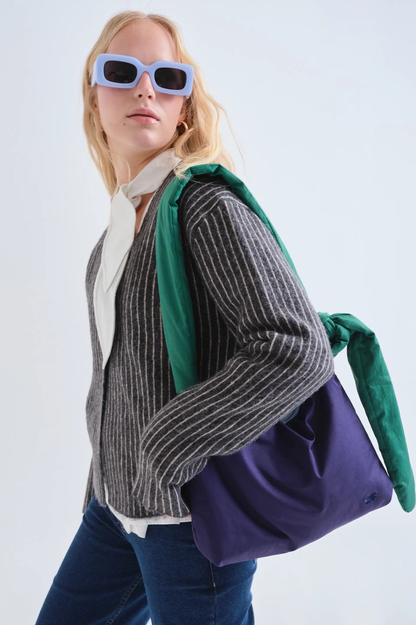 Cardigan con stampa a righe grigio scuro e bianco