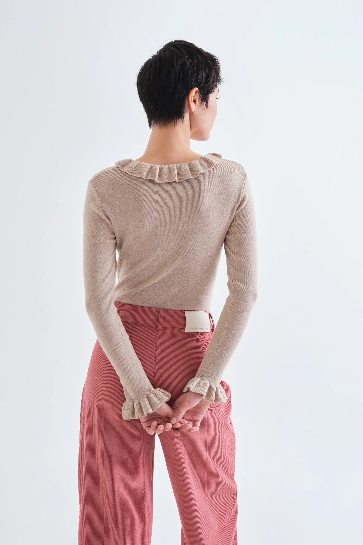Top con volantes de punto beige