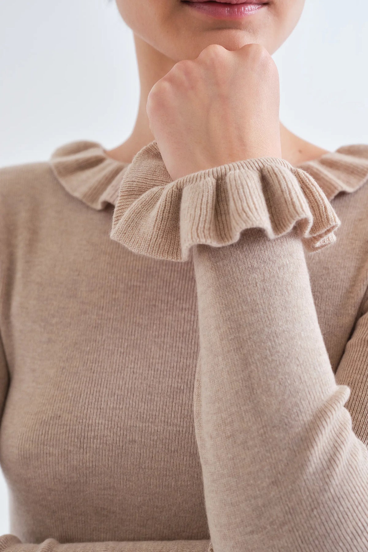 Top con volantes de punto beige