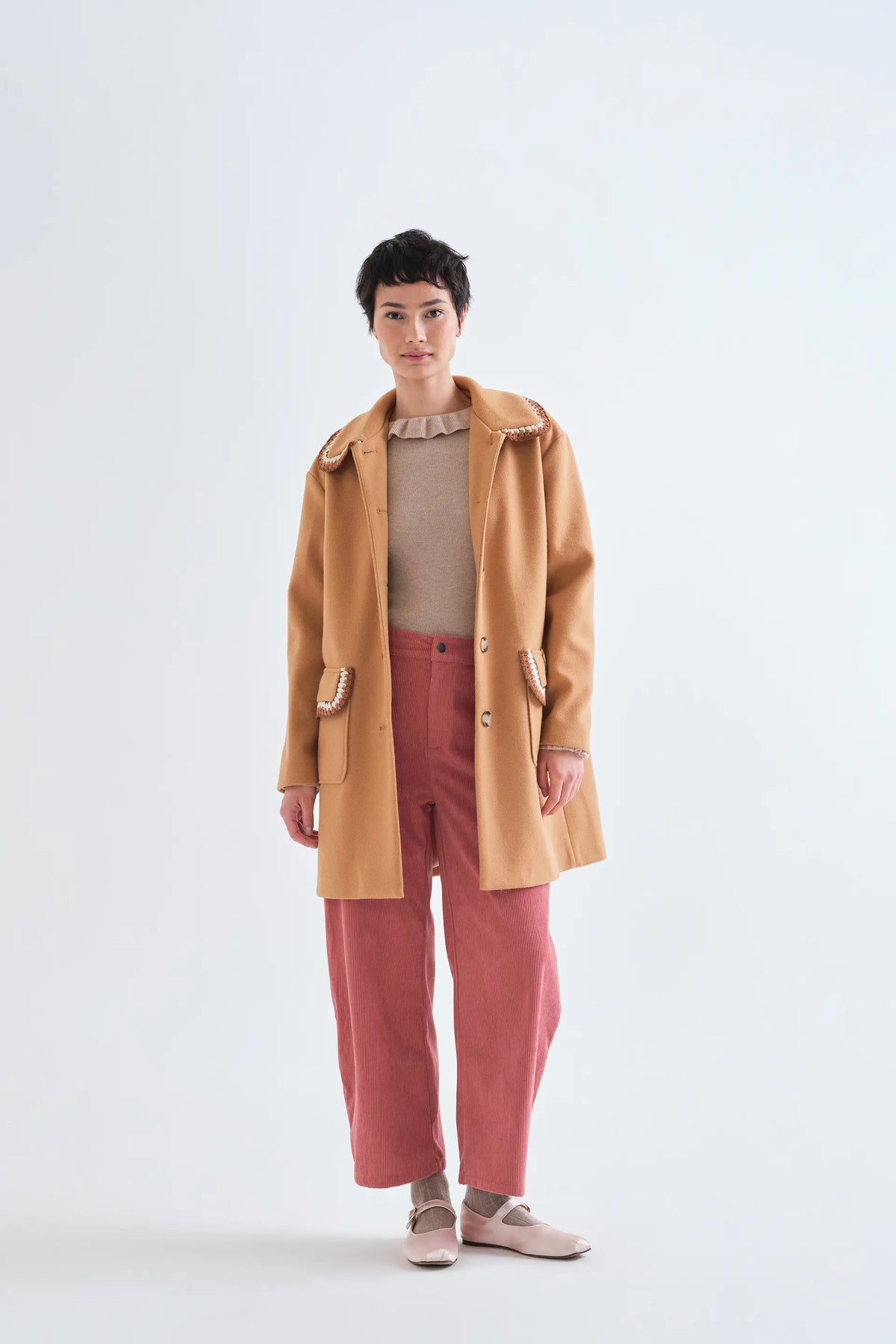 Top con volantes de punto beige