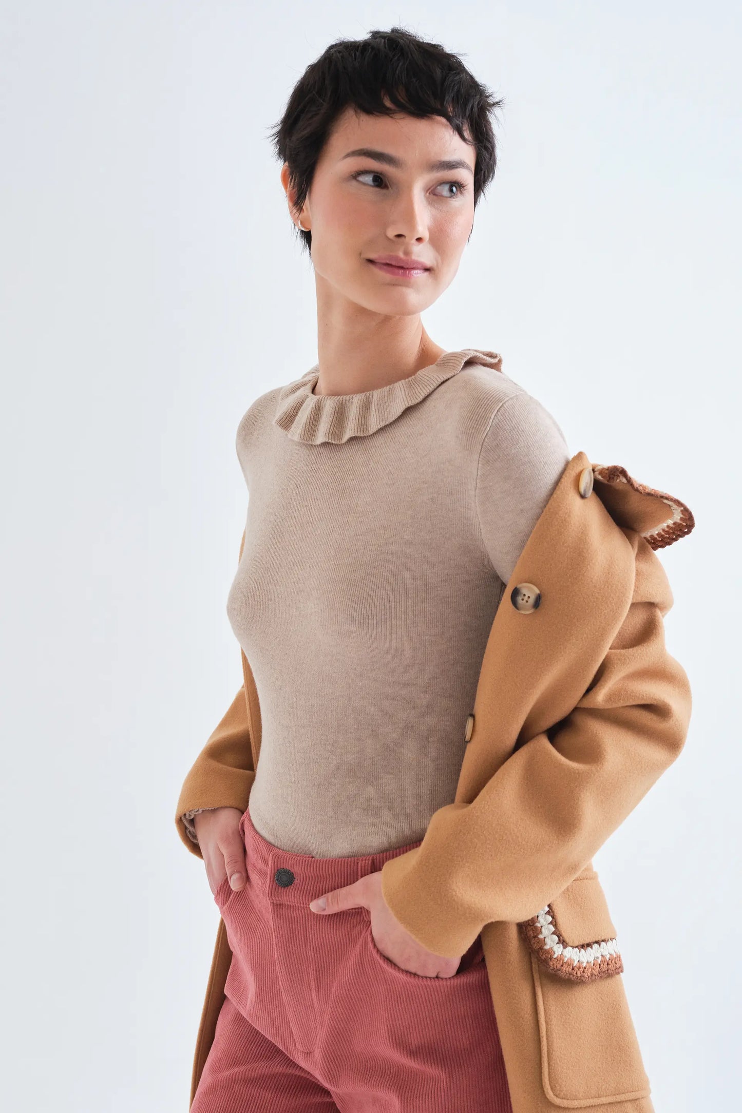 Top con volantes de punto beige