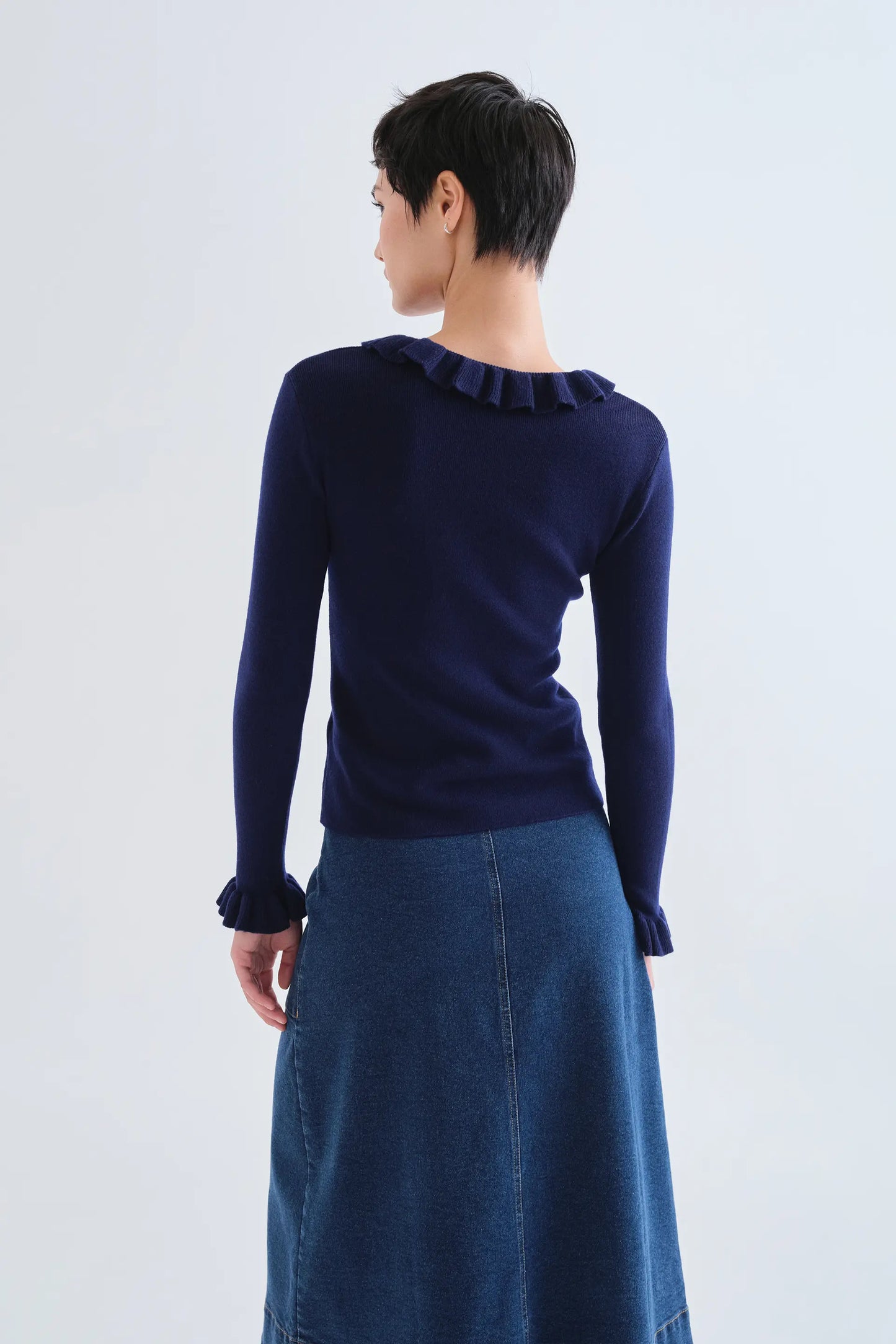 Top con volantes de punto azul marino