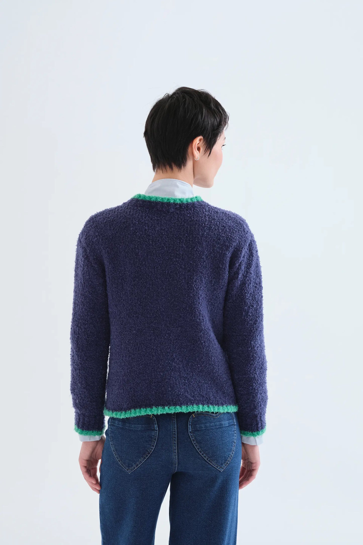Cárdigan azul marino con detalles verdes