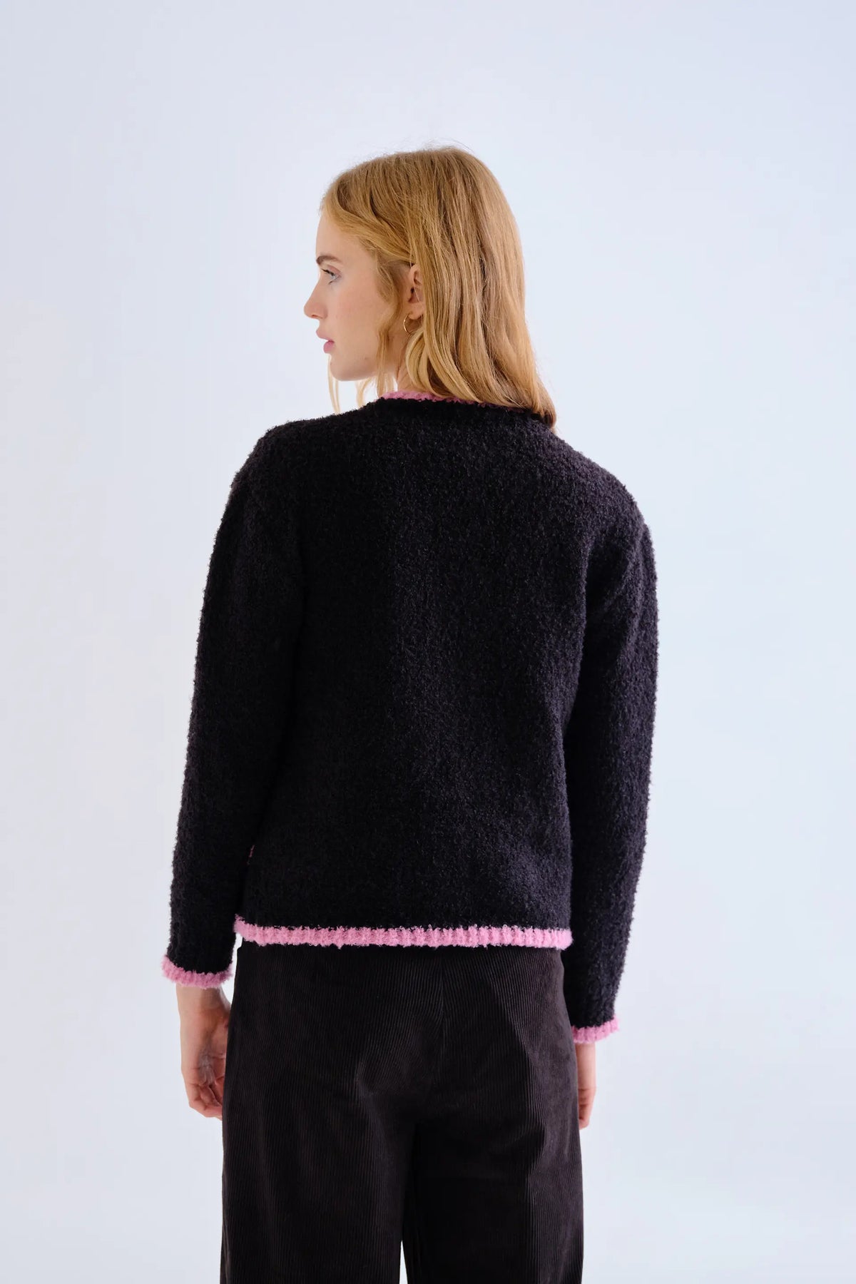 Cárdigan negro con detalles rosa