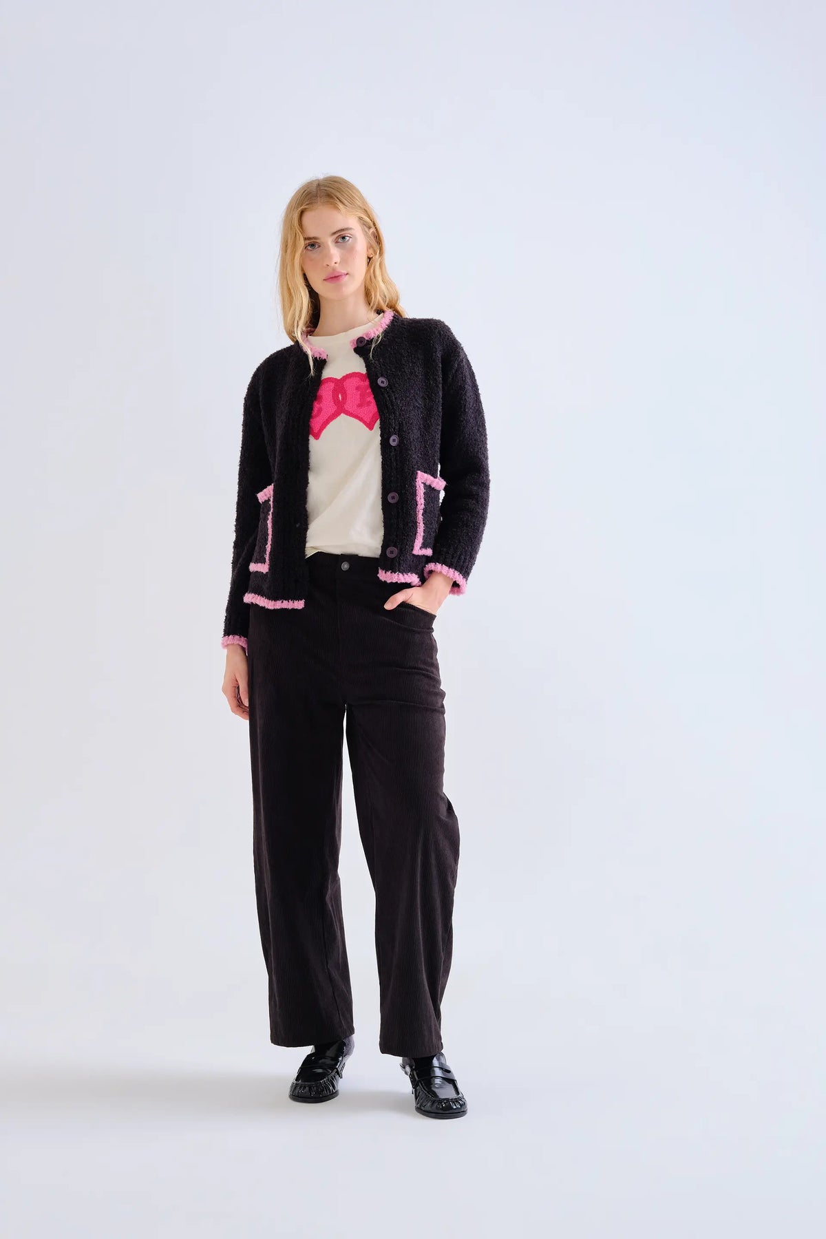 Cárdigan negro con detalles rosa
