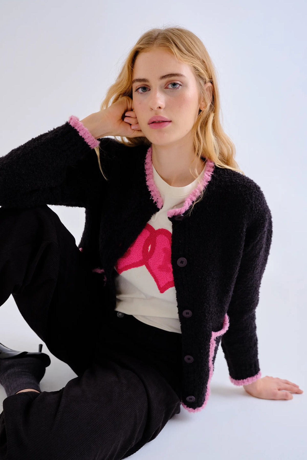 Cárdigan negro con detalles rosa