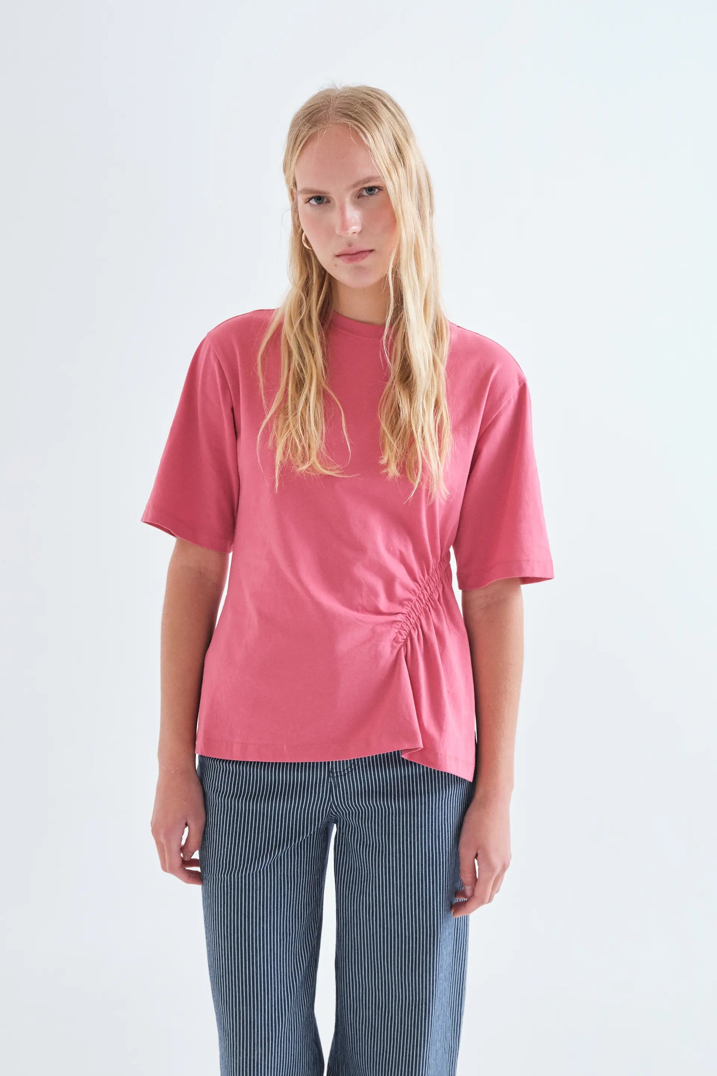 Camiseta 100% algodón rosa con detalle en cintura