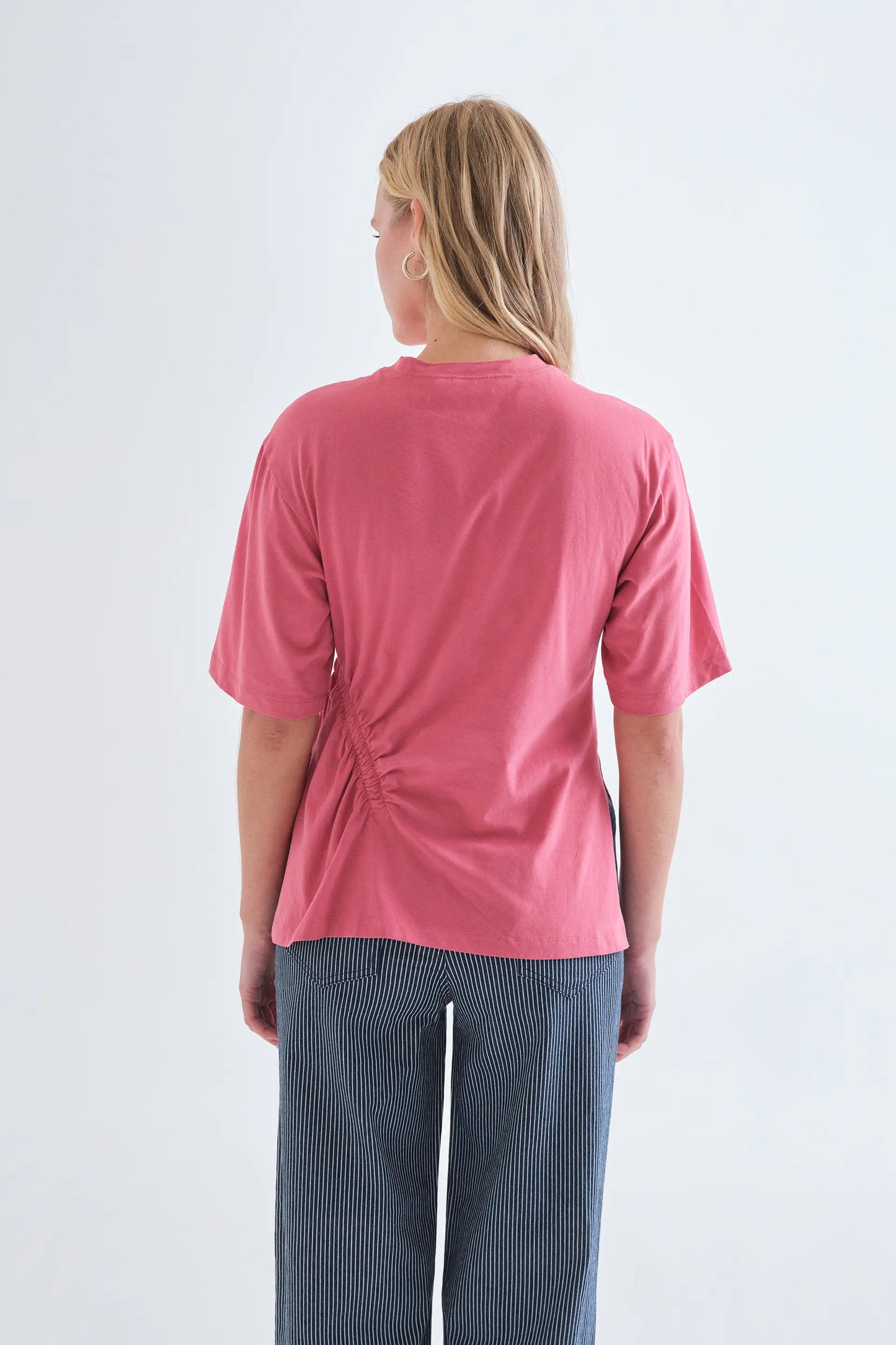 Camiseta 100% algodón rosa con detalle en cintura