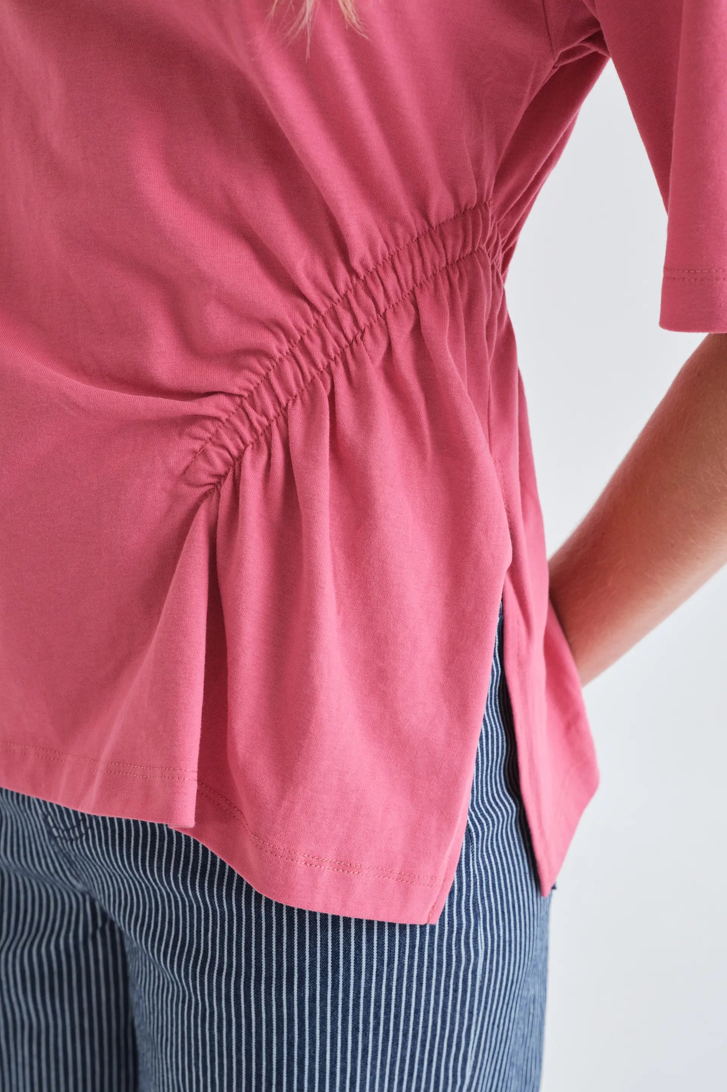 Camiseta 100% algodón rosa con detalle en cintura