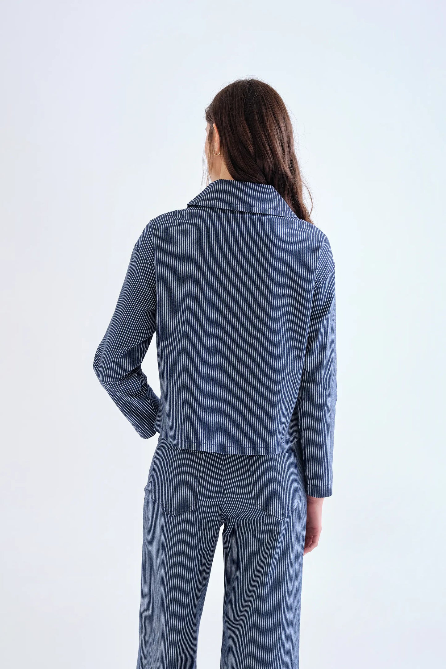 Chaqueta vaquera con rayas azul y detalles de corazón multicolor
