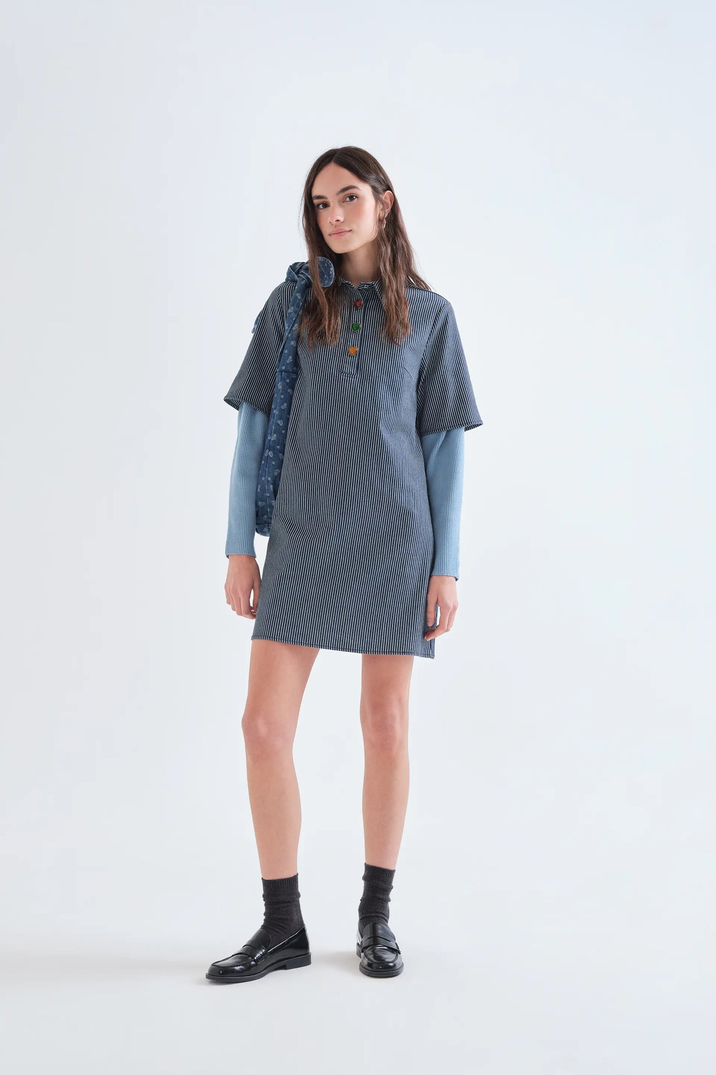 Vestido corto vaquero con rayas azul y blanco
