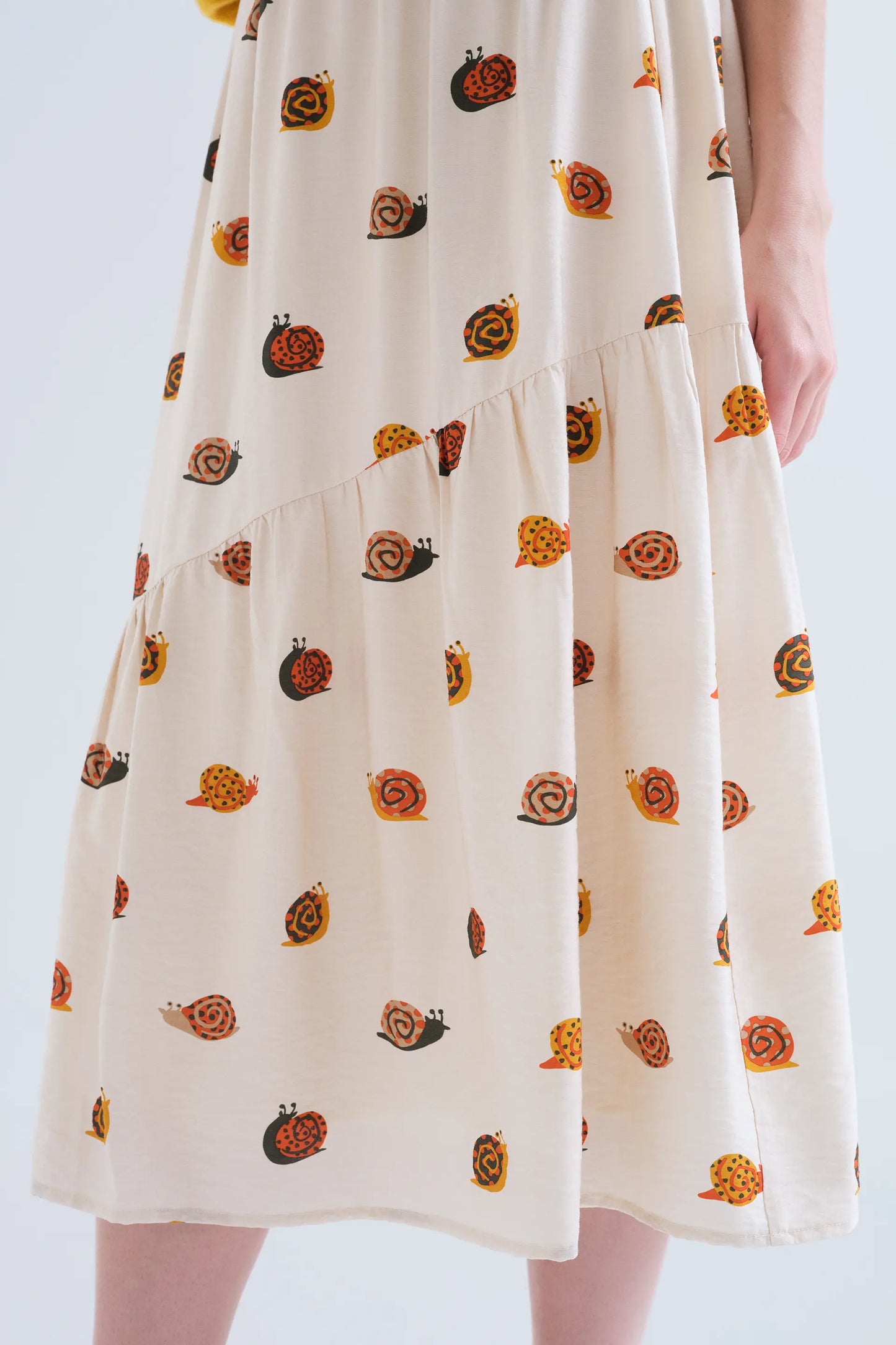 Falda midi con estampado de caracoles