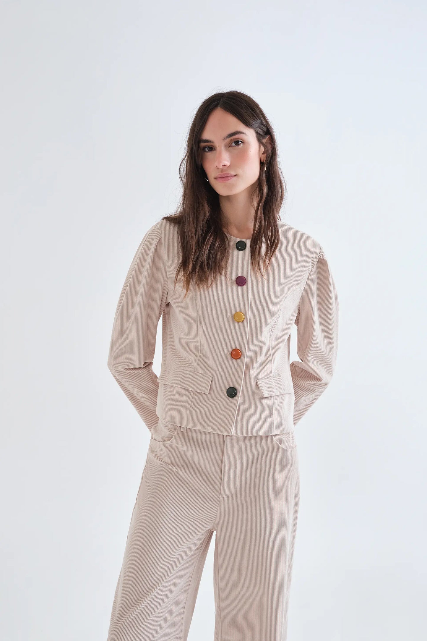 Chaqueta de pana beige con botones multicolor