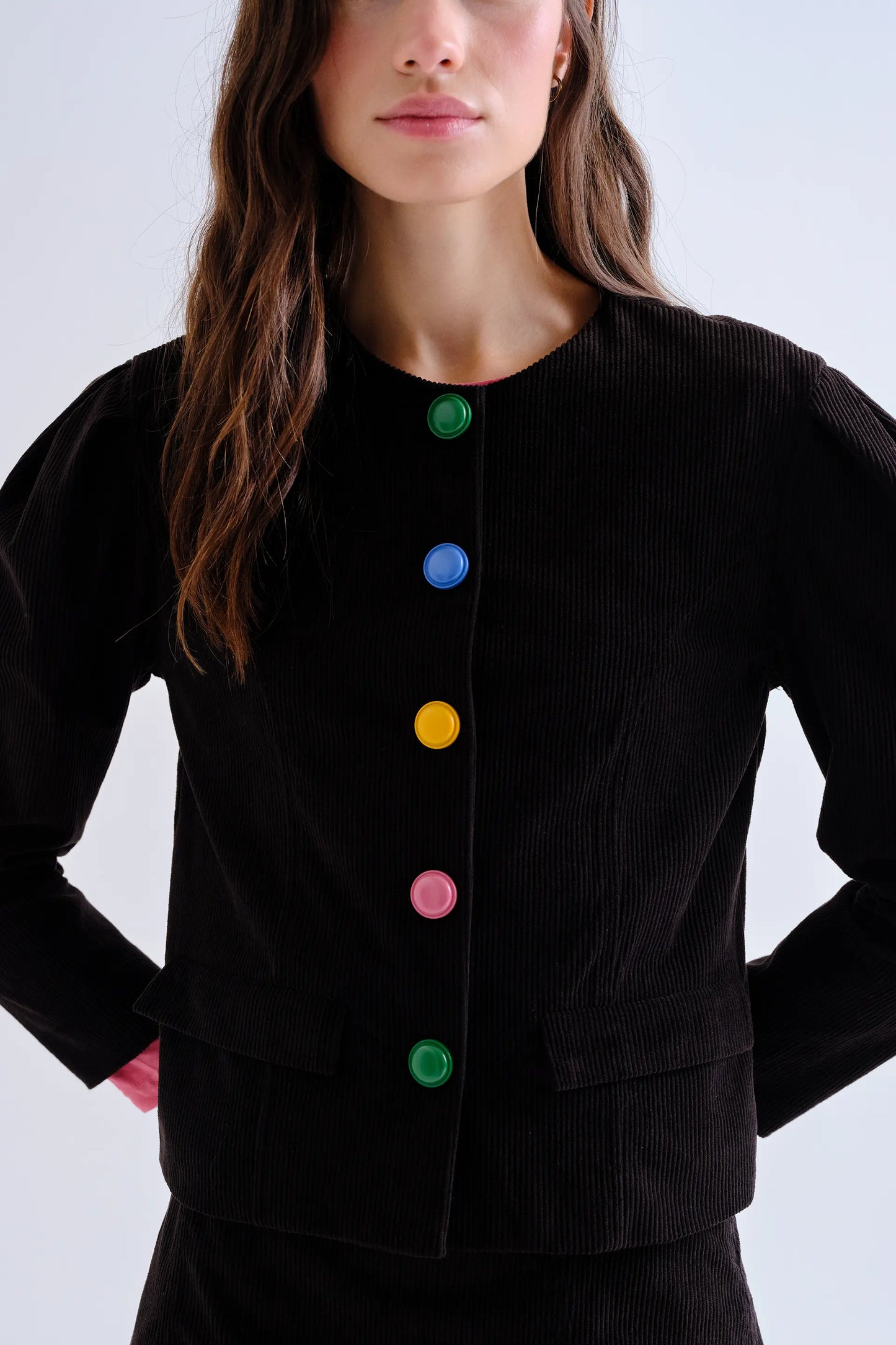 Chaqueta de pana negra con botones multicolor