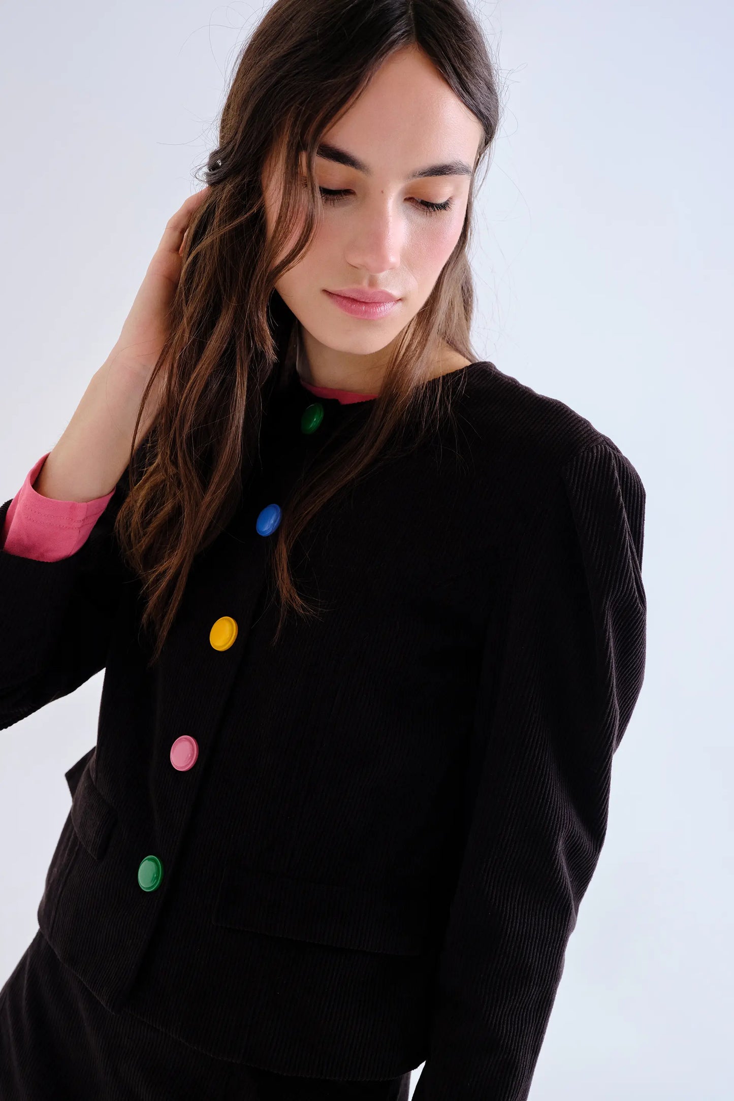 Chaqueta de pana negra con botones multicolor