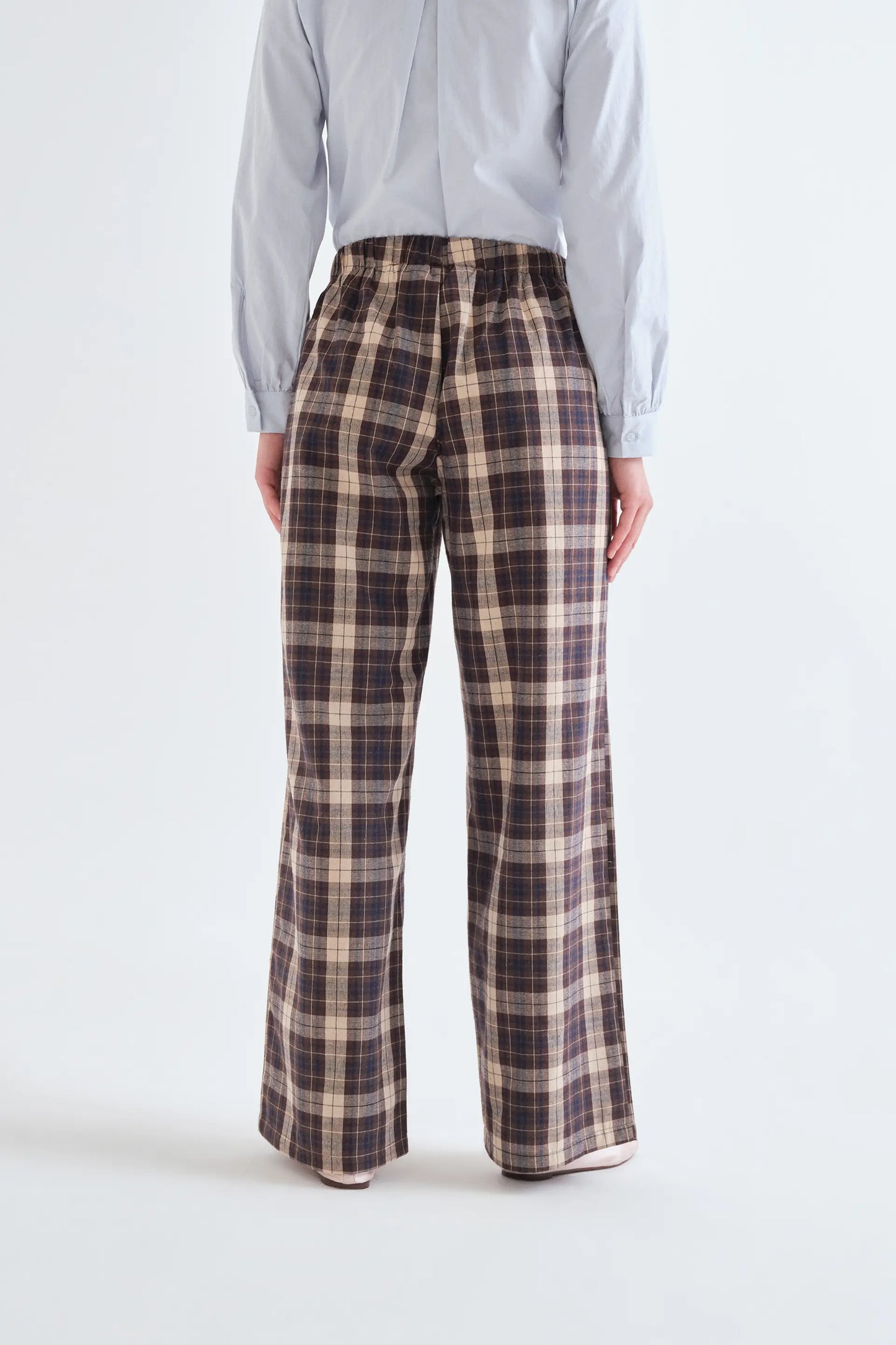 Pantalón 100% algodón con estampado de cuadros marrón