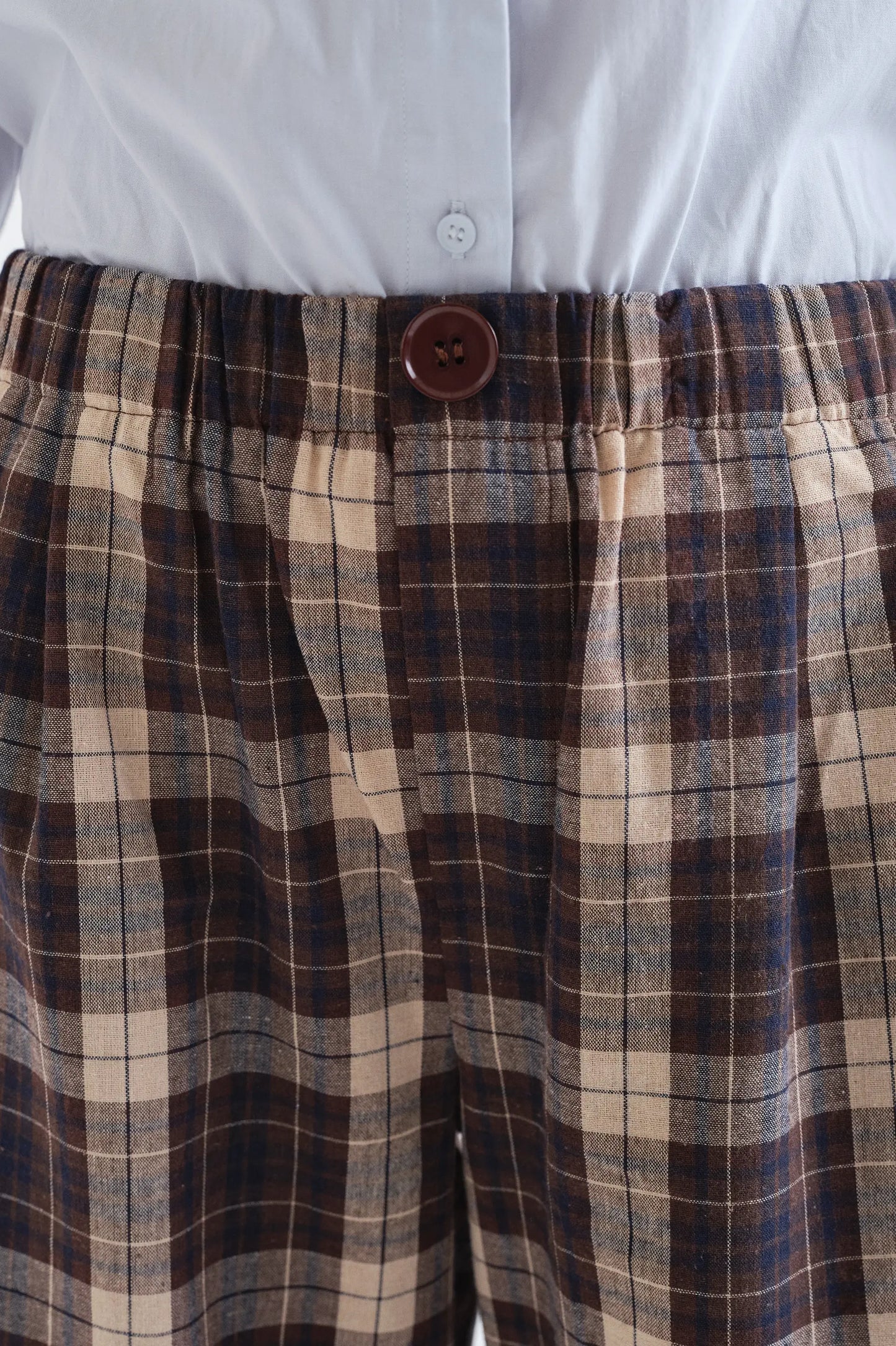 Pantalón 100% algodón con estampado de cuadros marrón
