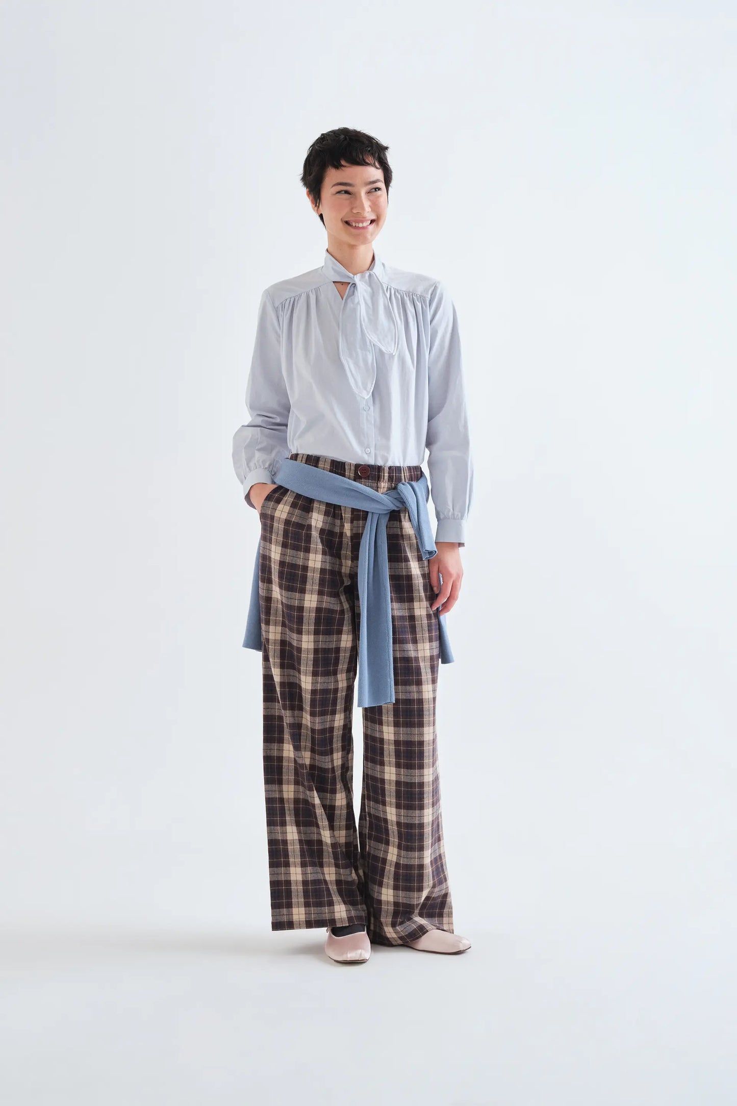 Pantalón 100% algodón con estampado de cuadros marrón