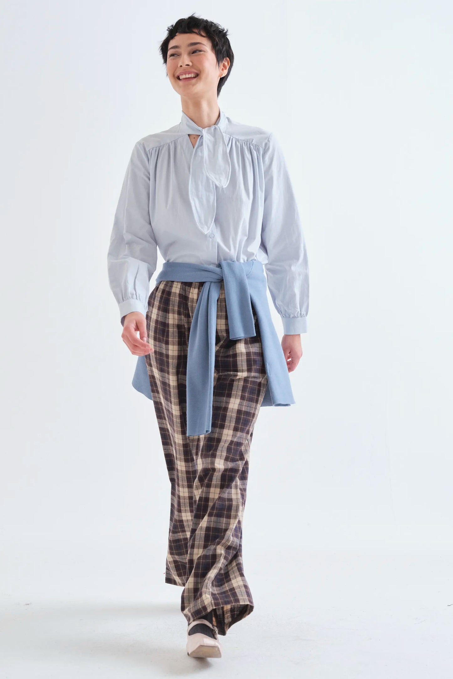 Pantalón 100% algodón con estampado de cuadros marrón