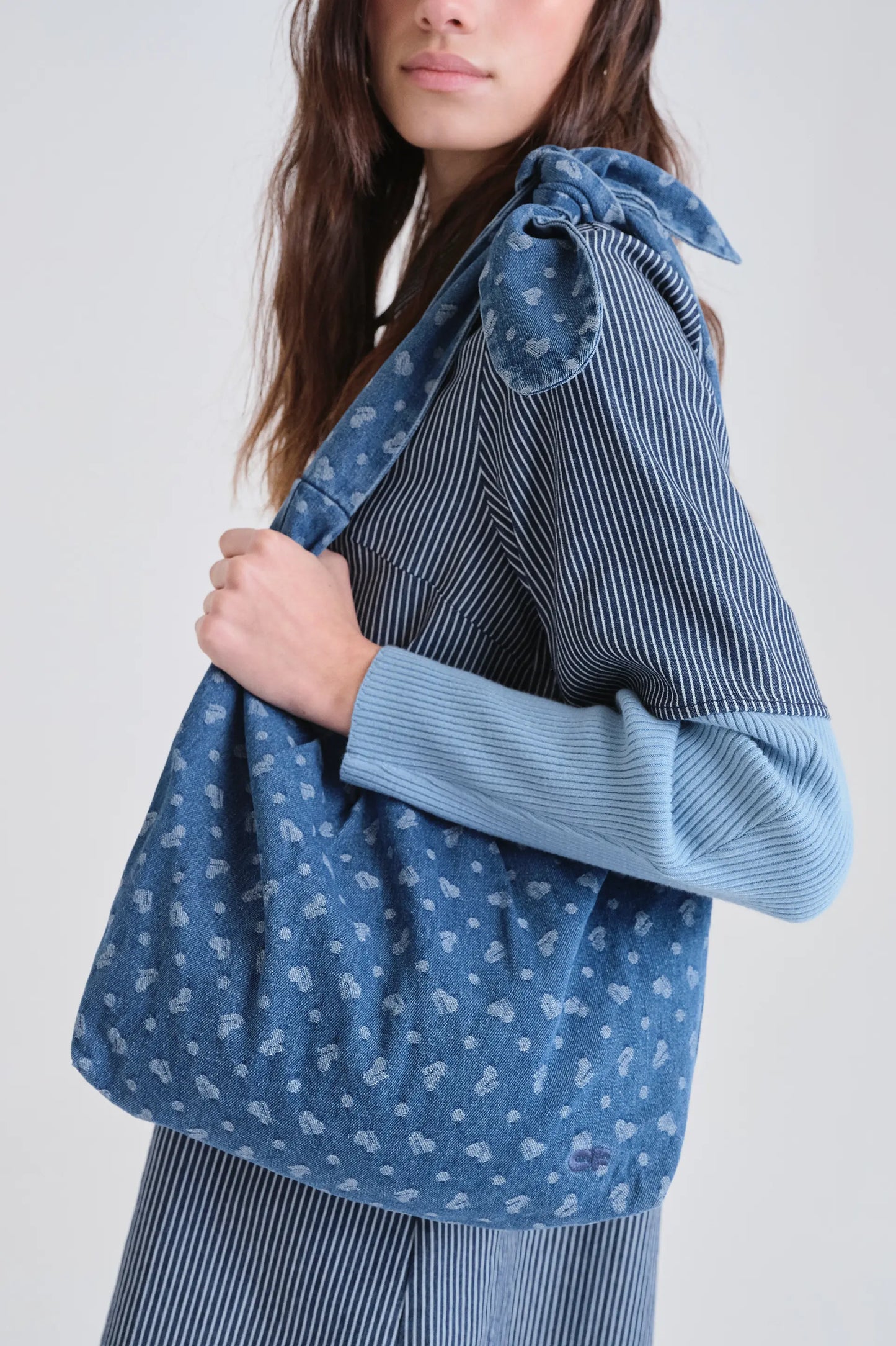 Bolso de hombro vaquero azul con estampado de corazones