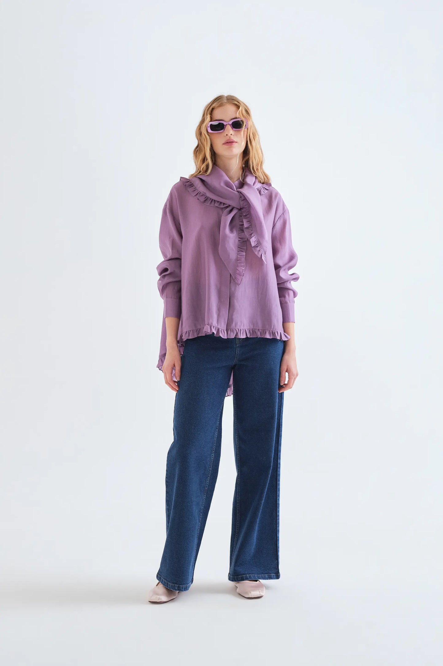 Camisa con pañuelo morado