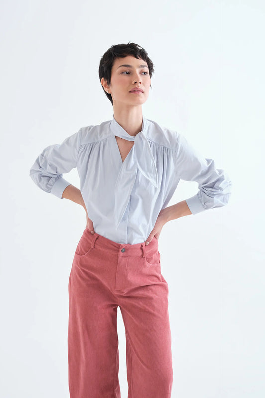 Camisa con lazada estructurada 100% algodón azul claro