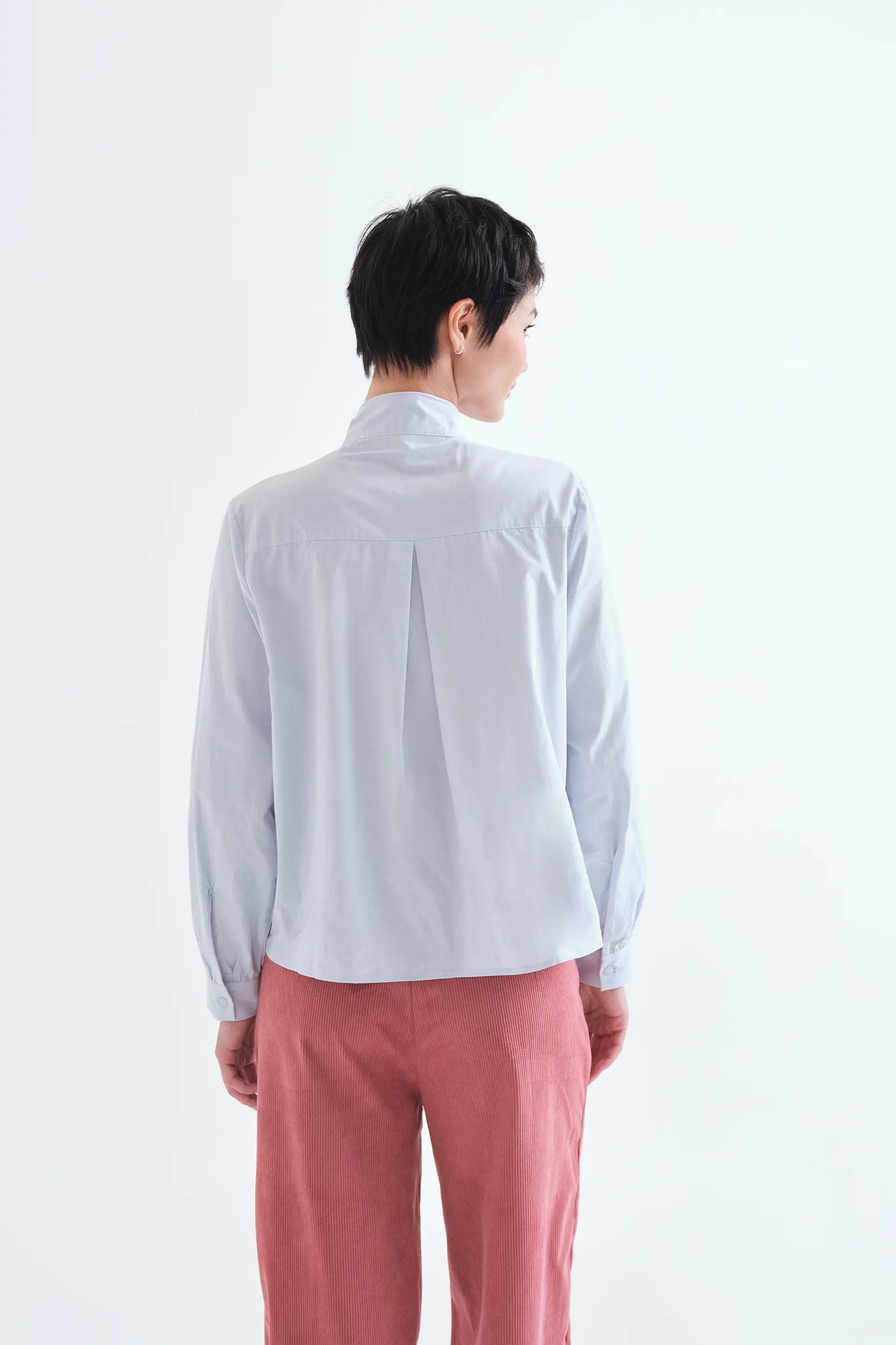 Camisa con lazada estructurada 100% algodón azul claro