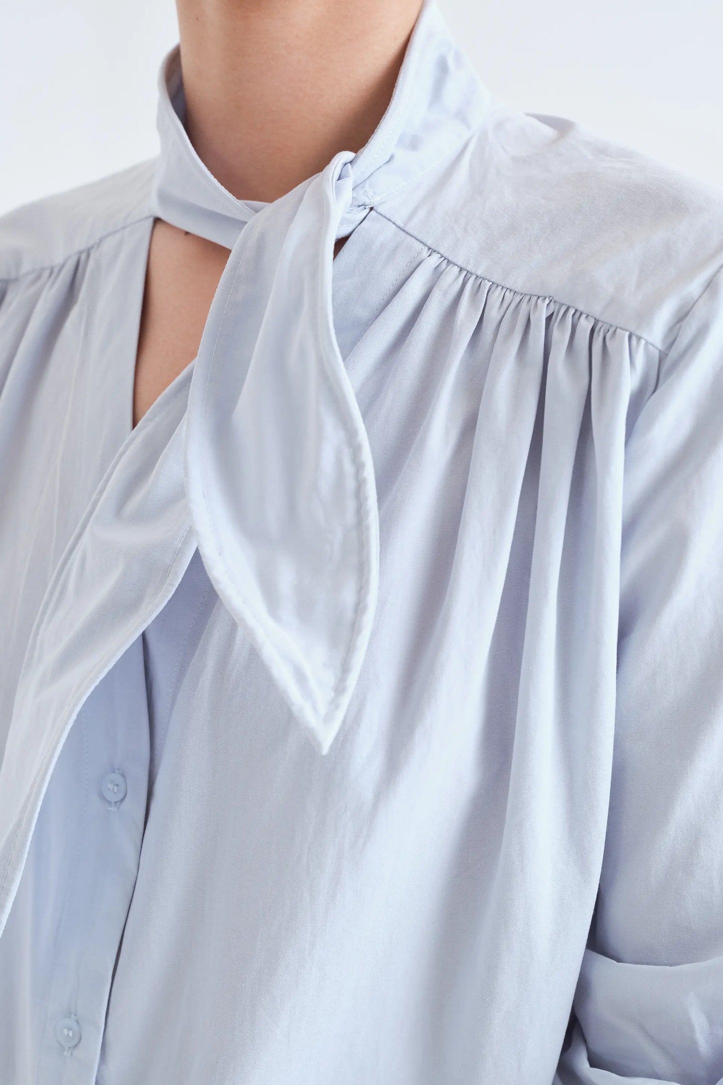 Camisa con lazada estructurada 100% algodón azul claro