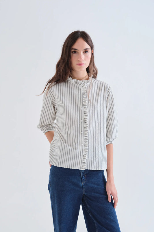 Camisa de rayas negra con detalle de volantes