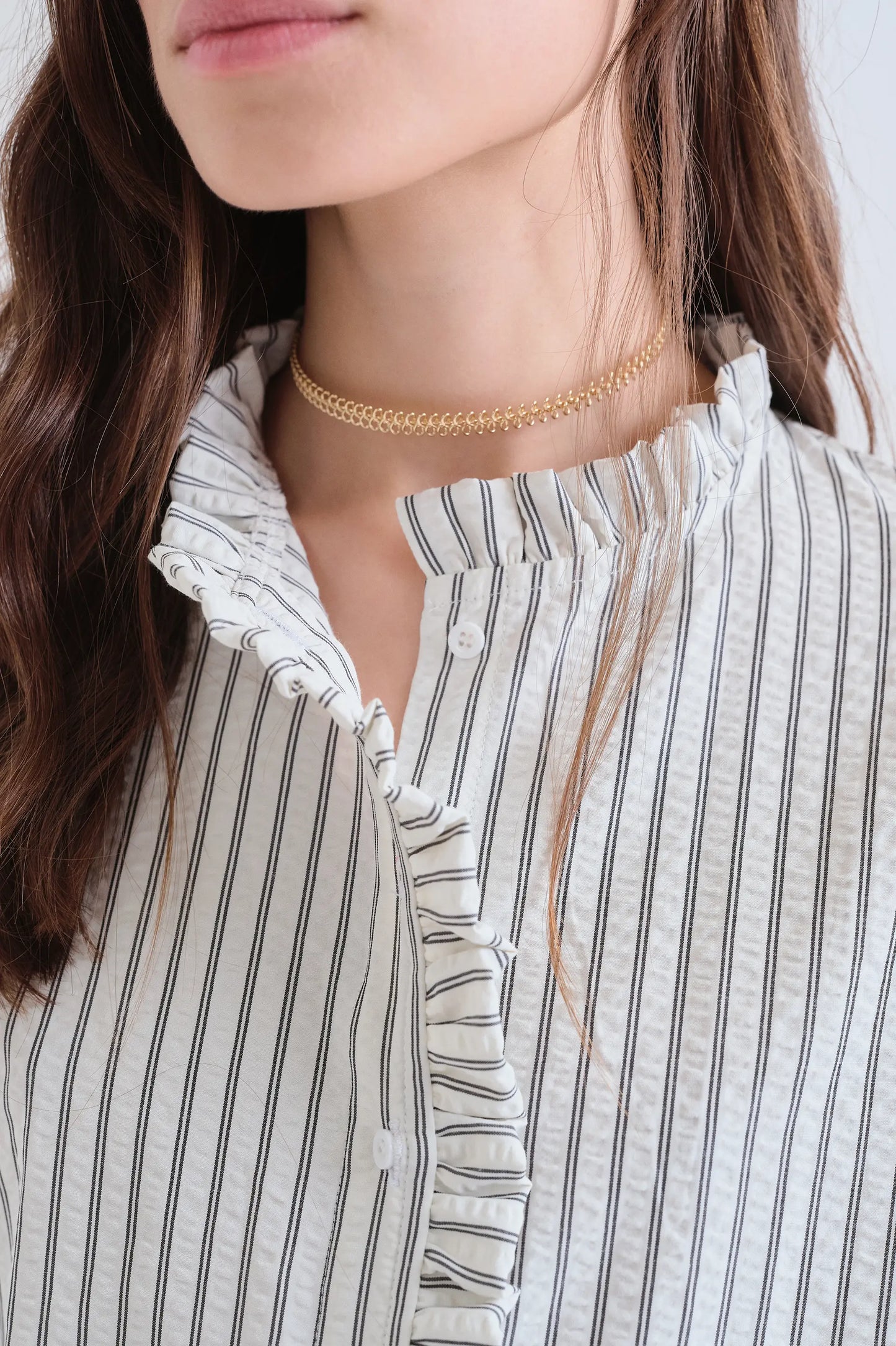 Camisa de rayas negra con detalle de volantes