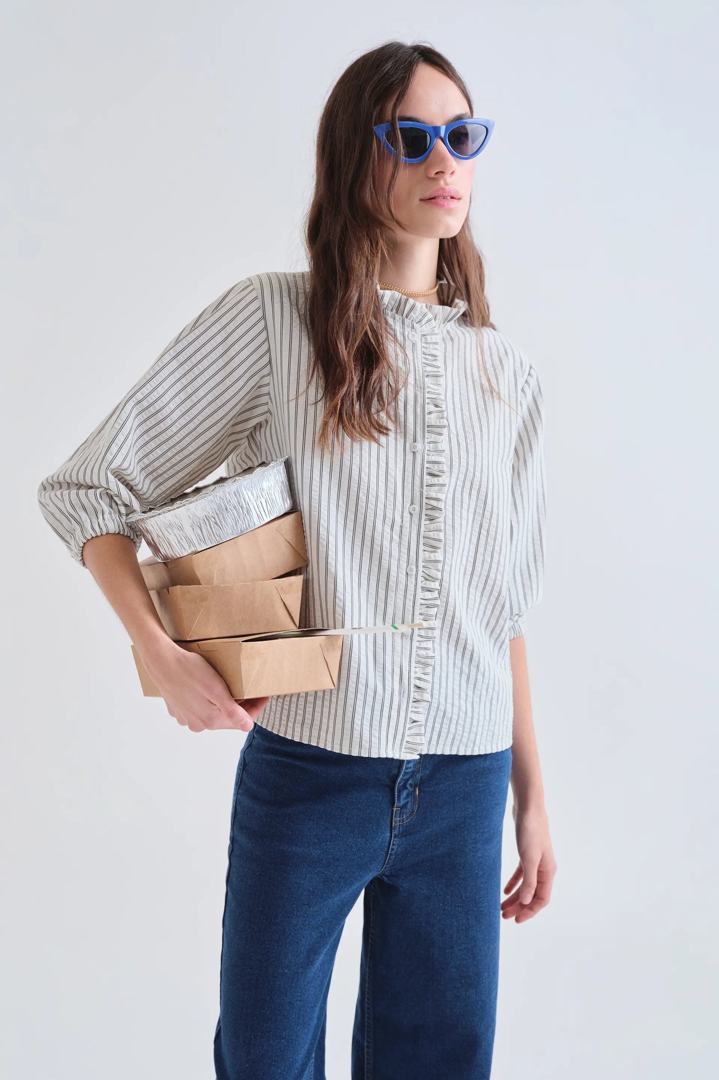 Camisa de rayas negra con detalle de volantes