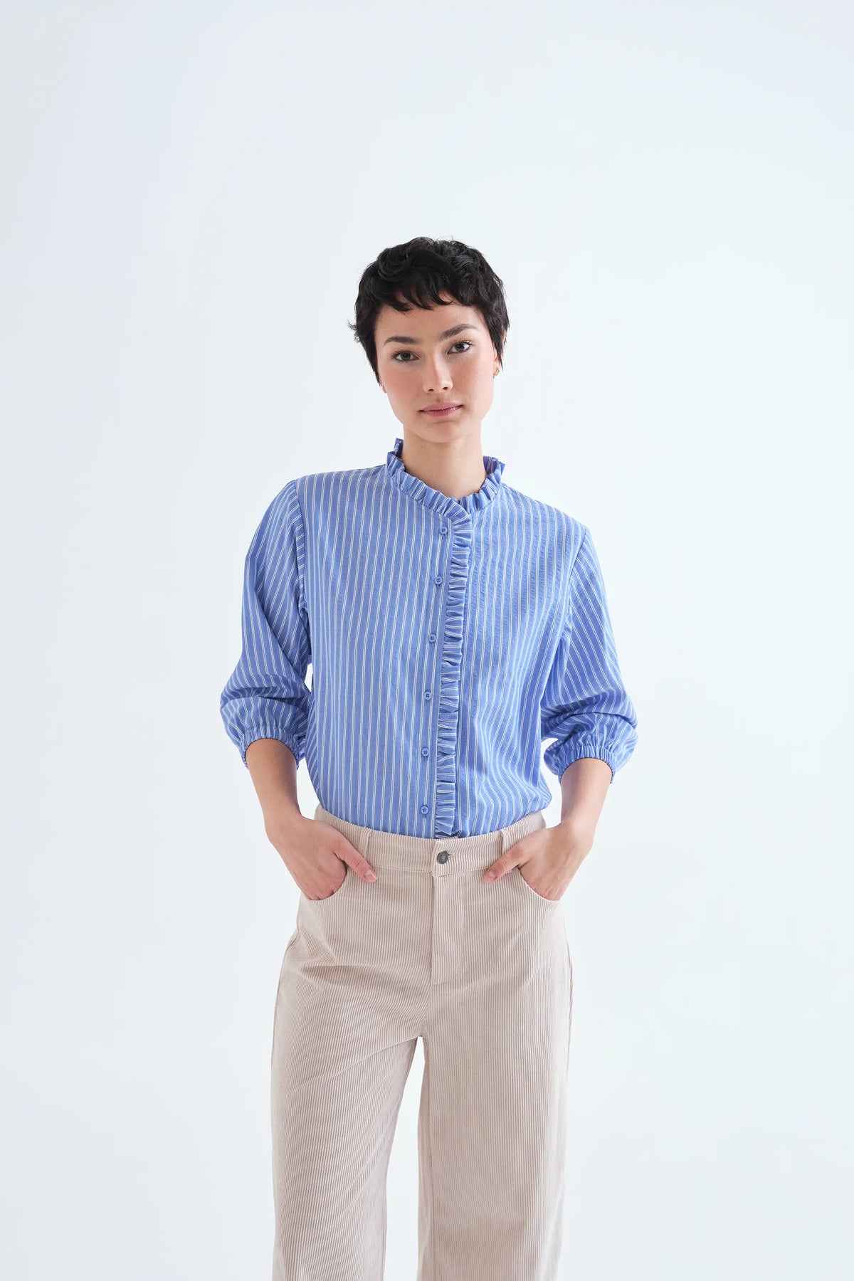 Camisa de rayas azul con detalle de volantes