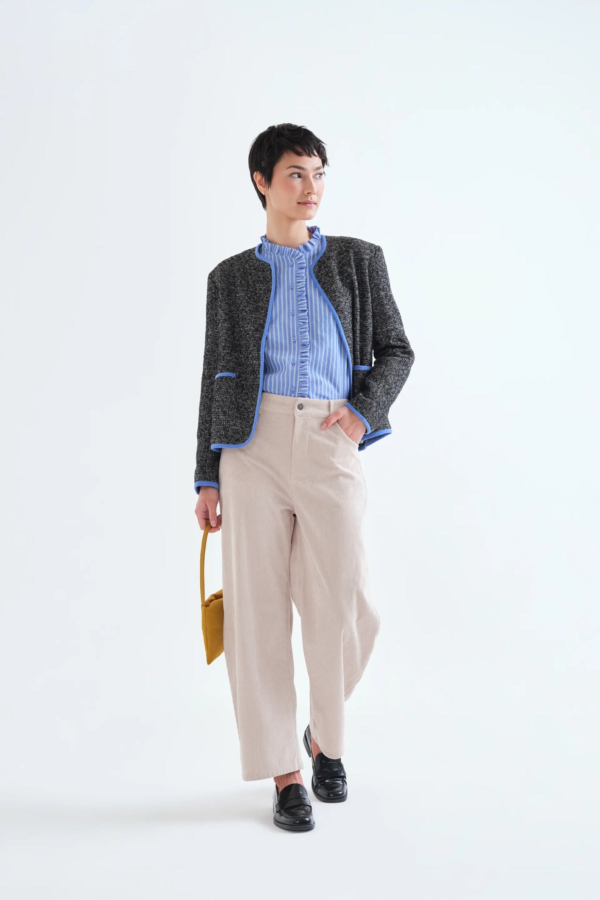 Camisa de rayas azul con detalle de volantes