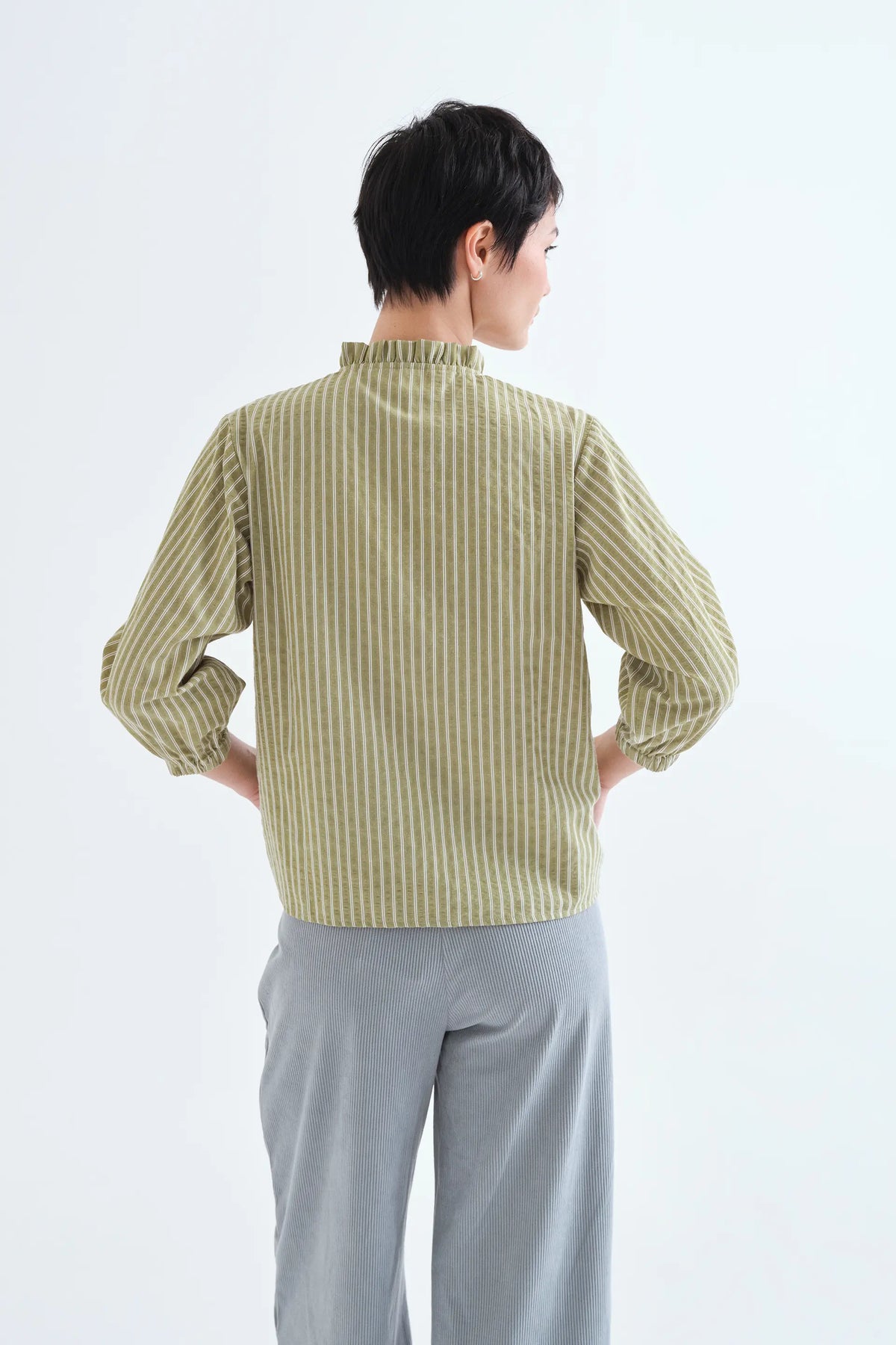 Camisa de rayas verde claro con detalle de volantes