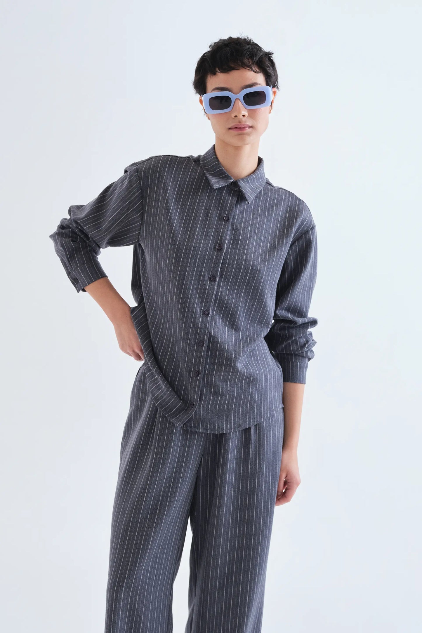 Camisa con estampado de rayas finas grises