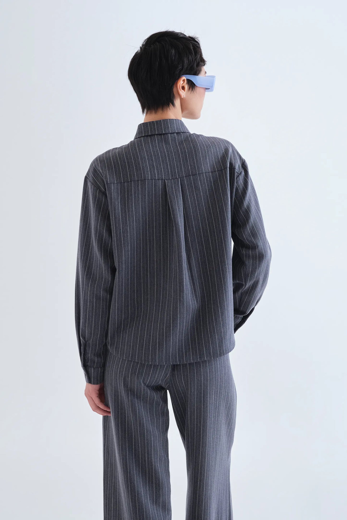 Camisa con estampado de rayas finas grises