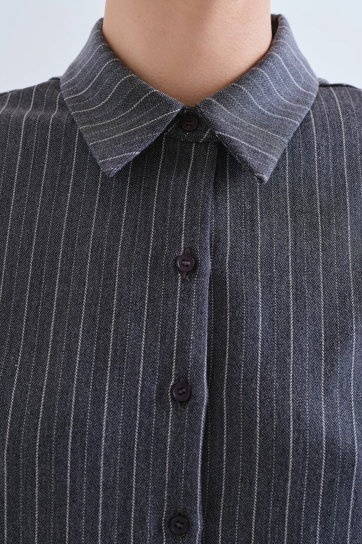 Camisa con estampado de rayas finas grises
