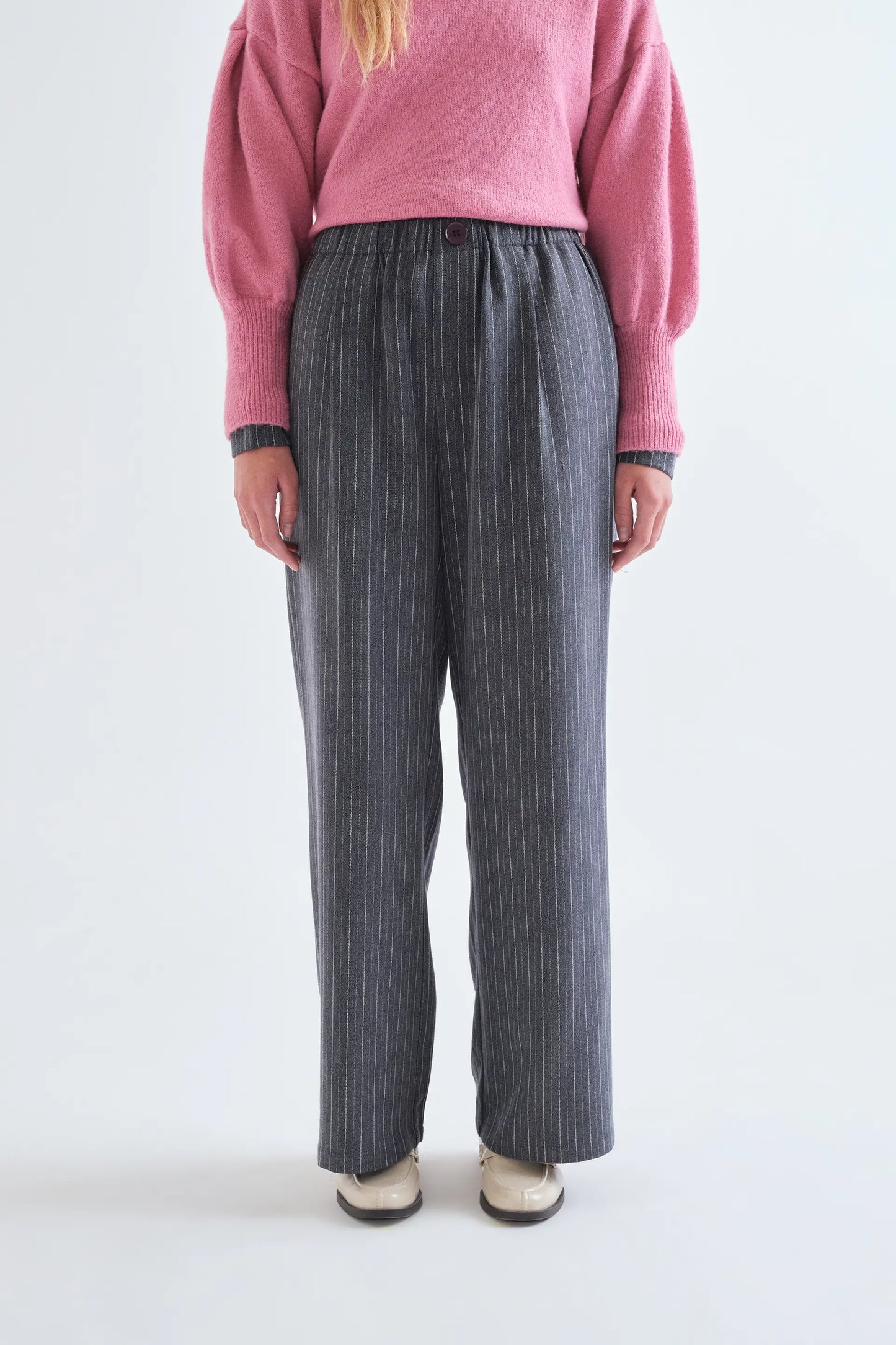 Pantalón con estampado de rayas finas grises