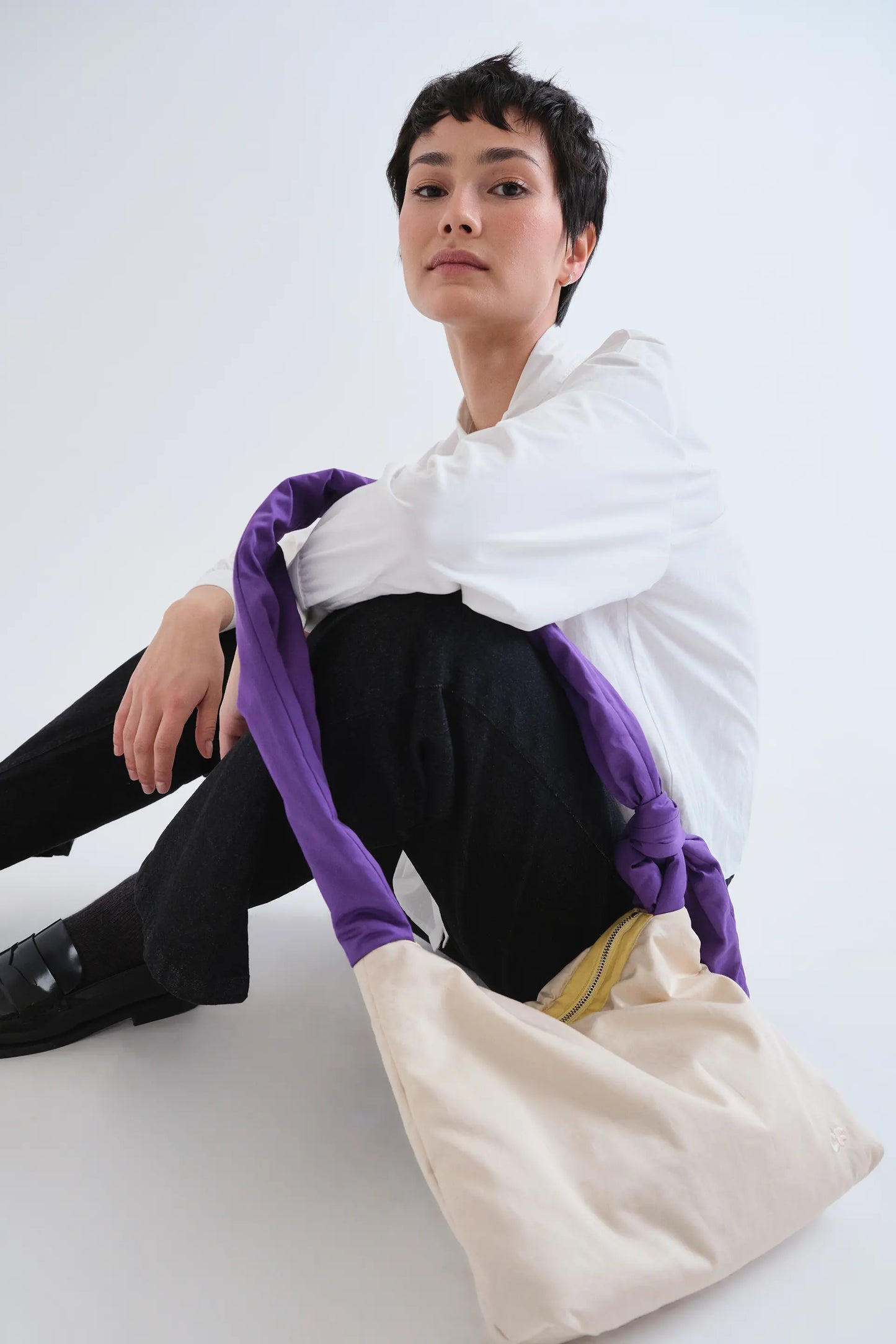 Bolso de hombro multicolor blanco crudo y morado