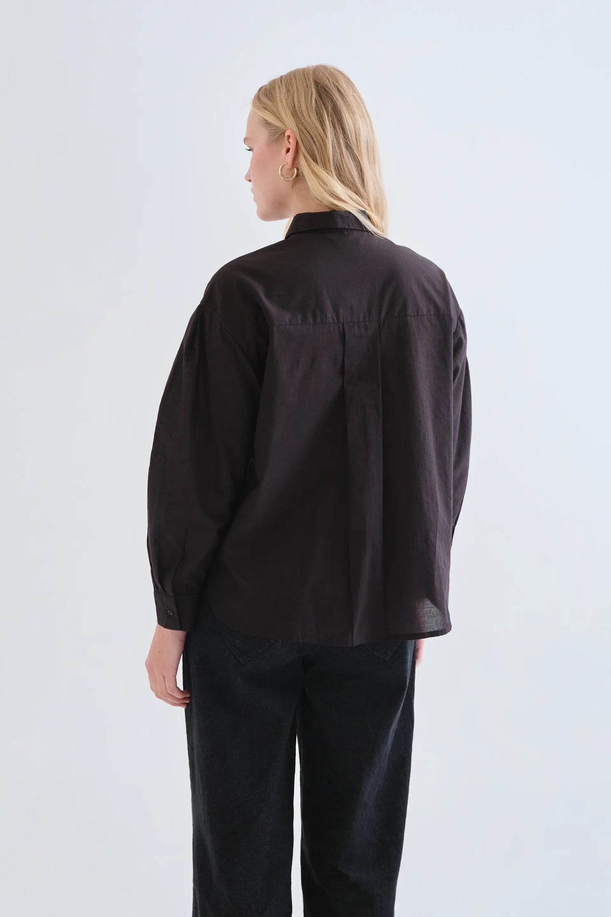Camisa negra con bordado floral Neo Garden